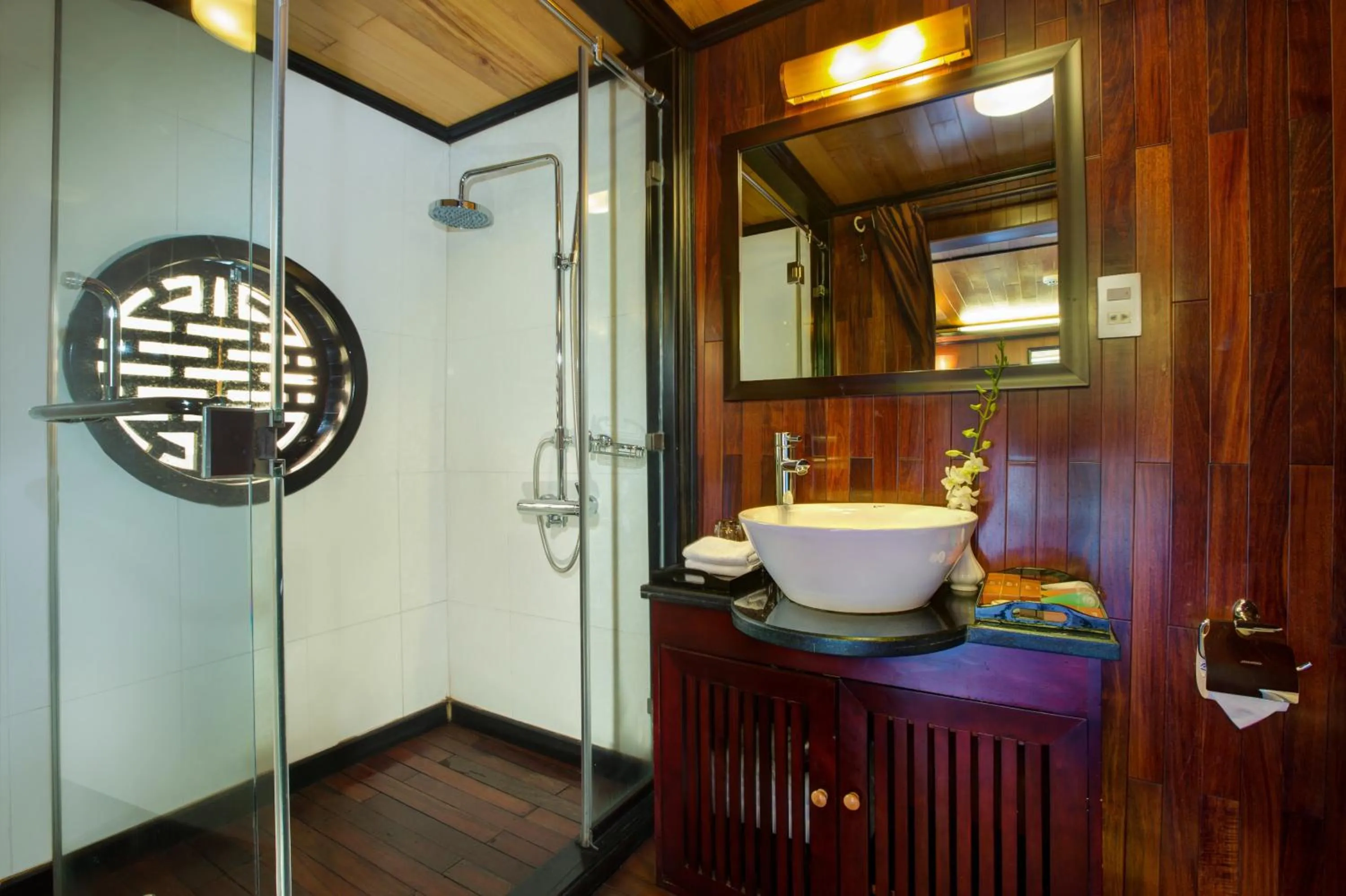 Bathroom in Syrena Cruises