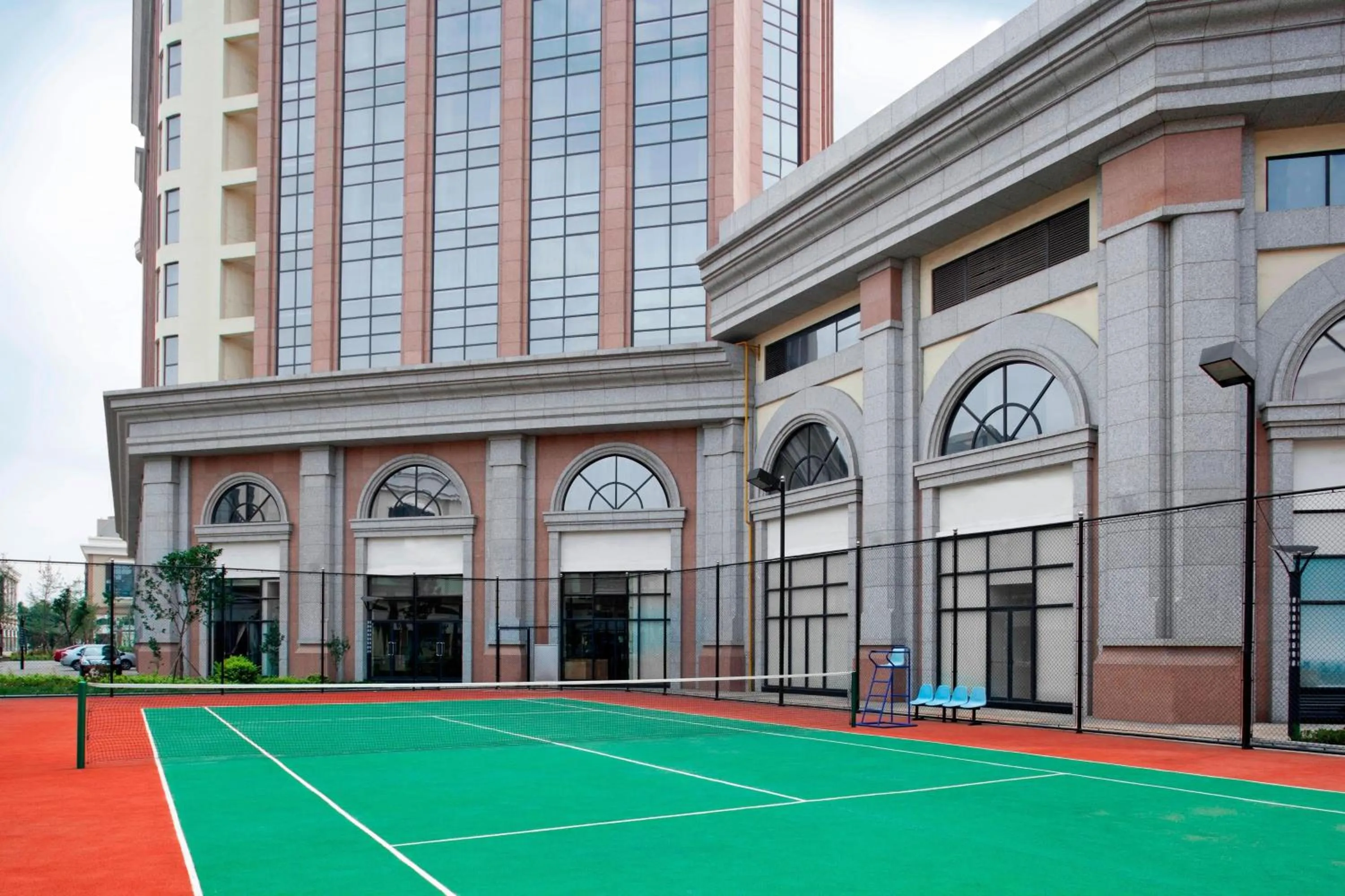 Tennis court in Four Points by Sheraton Qingdao, Chengyang