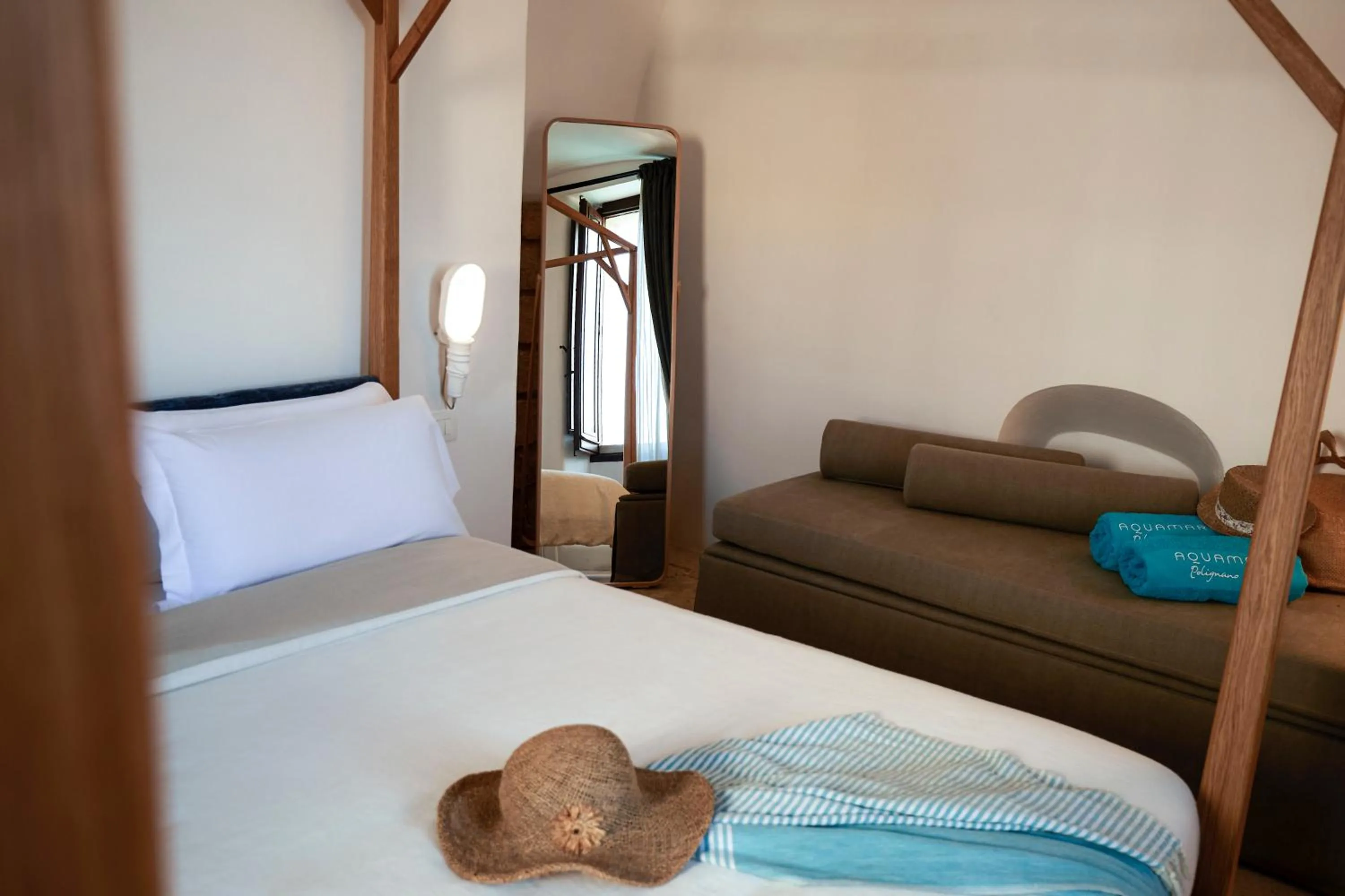 Photo of the whole room, Bed in Aquamarea