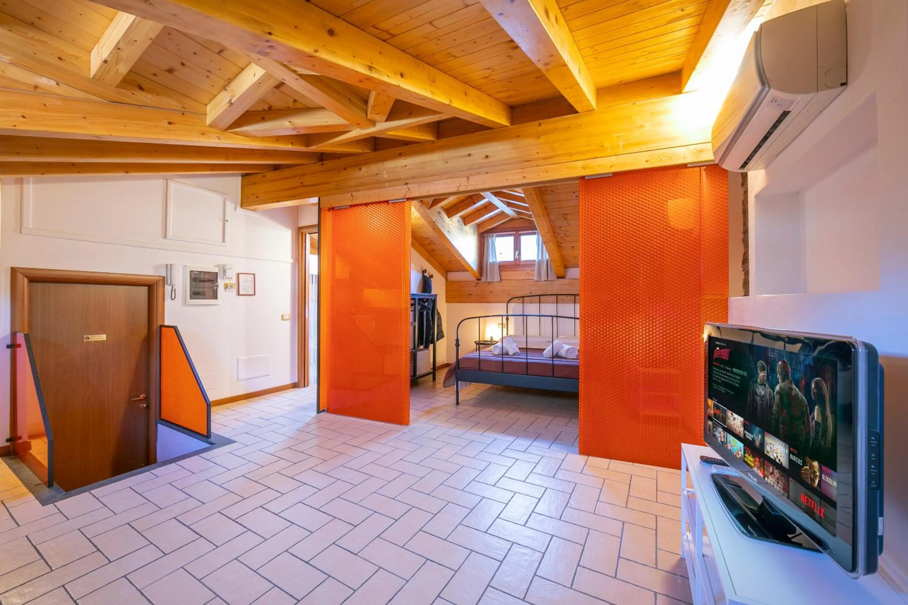 Living room, Bed in Le Stanze del Lago Apartments