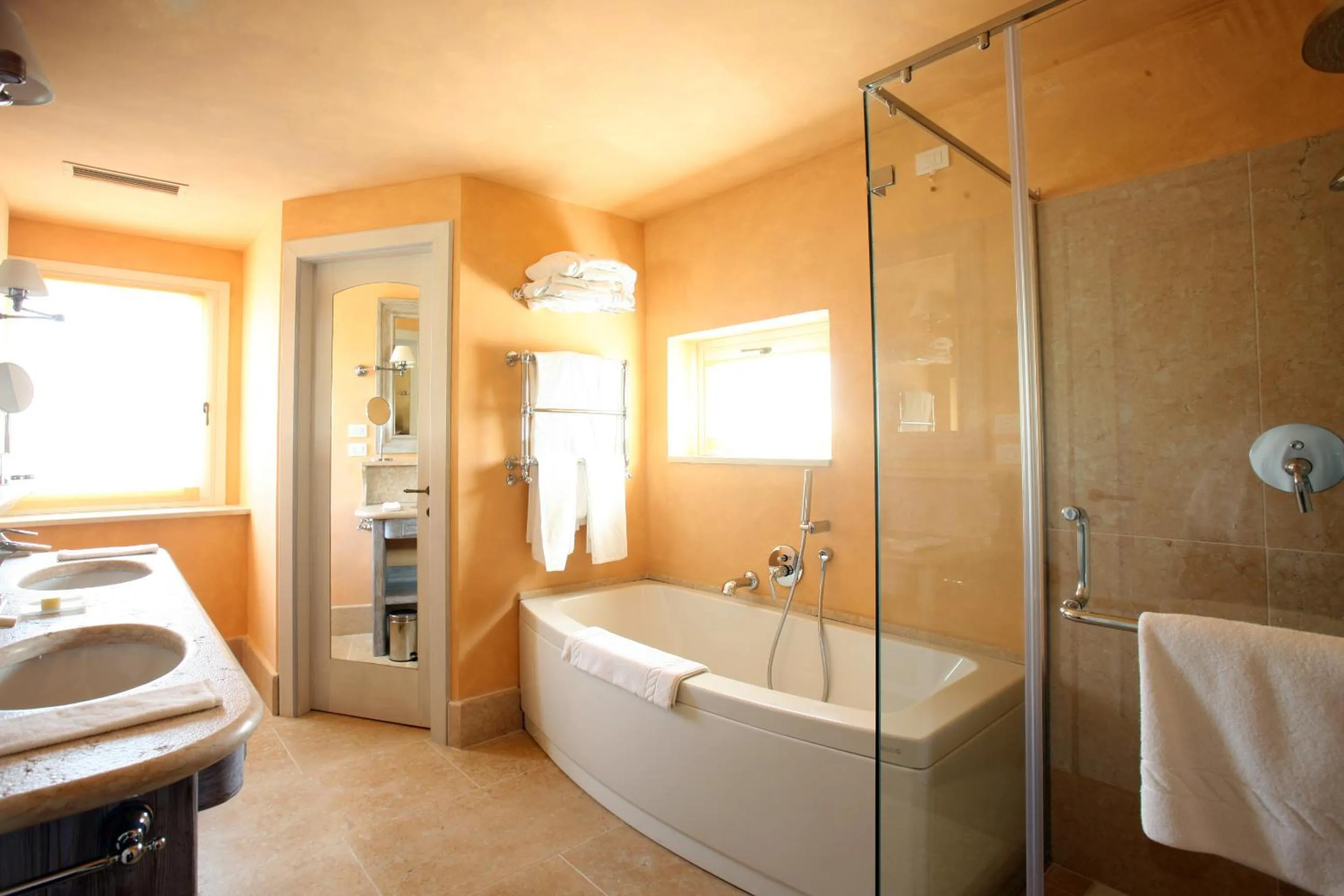 Shower, Bed in L'Andana Tenuta La Badiola