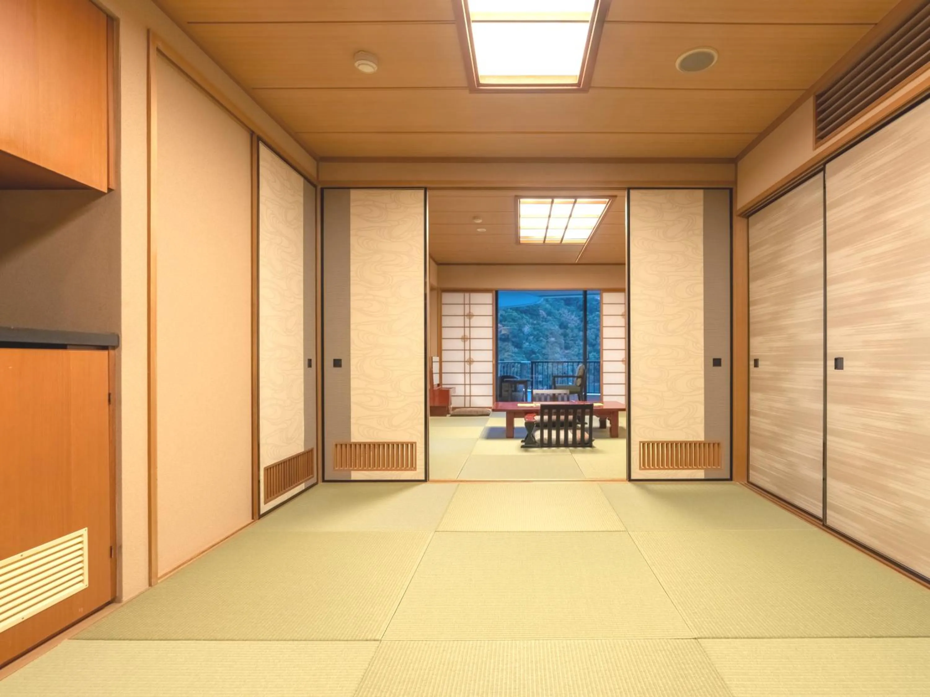 Photo of the whole room in Kumano-bettei Nakanoshima