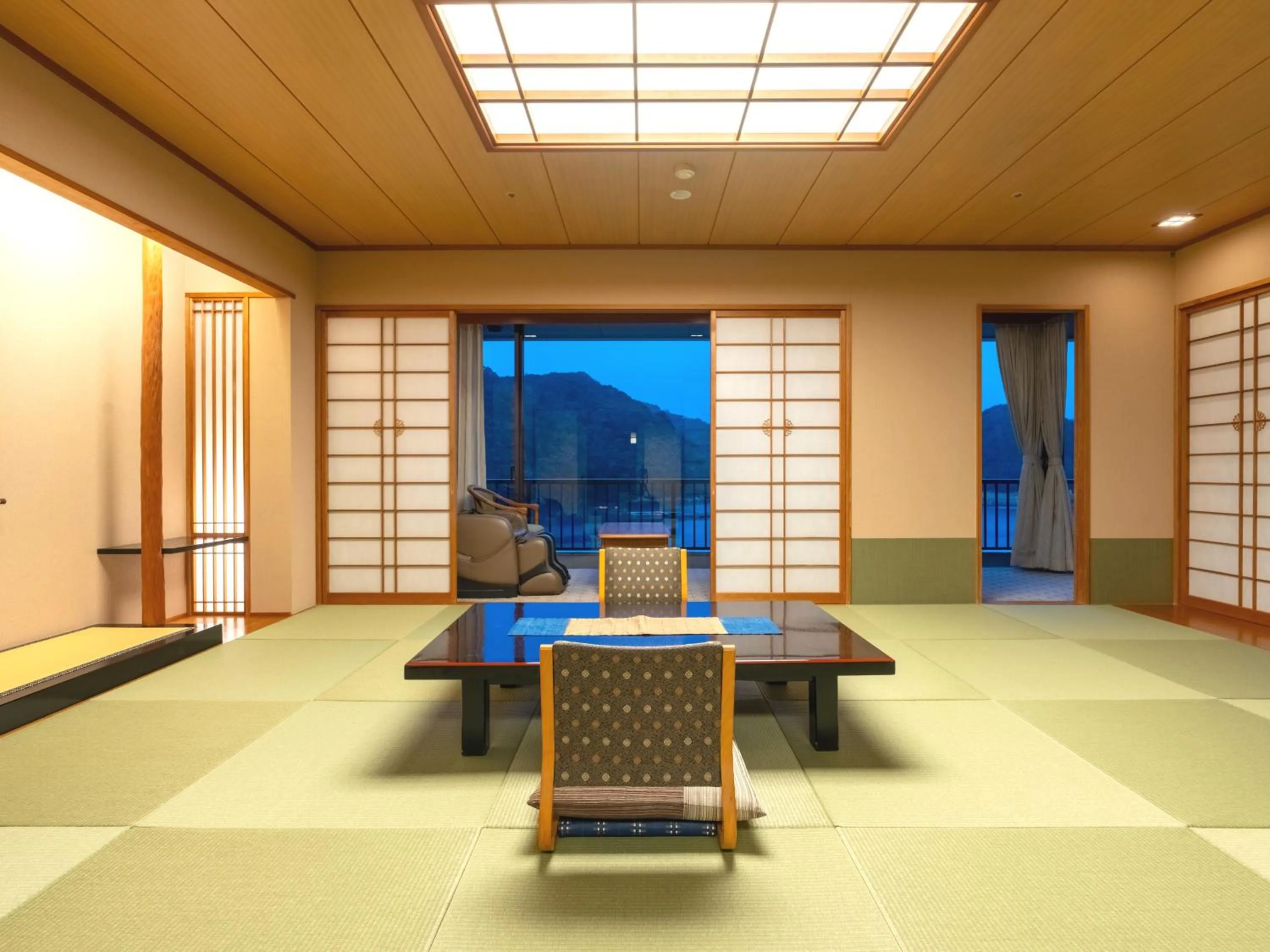 Photo of the whole room in Kumano-bettei Nakanoshima