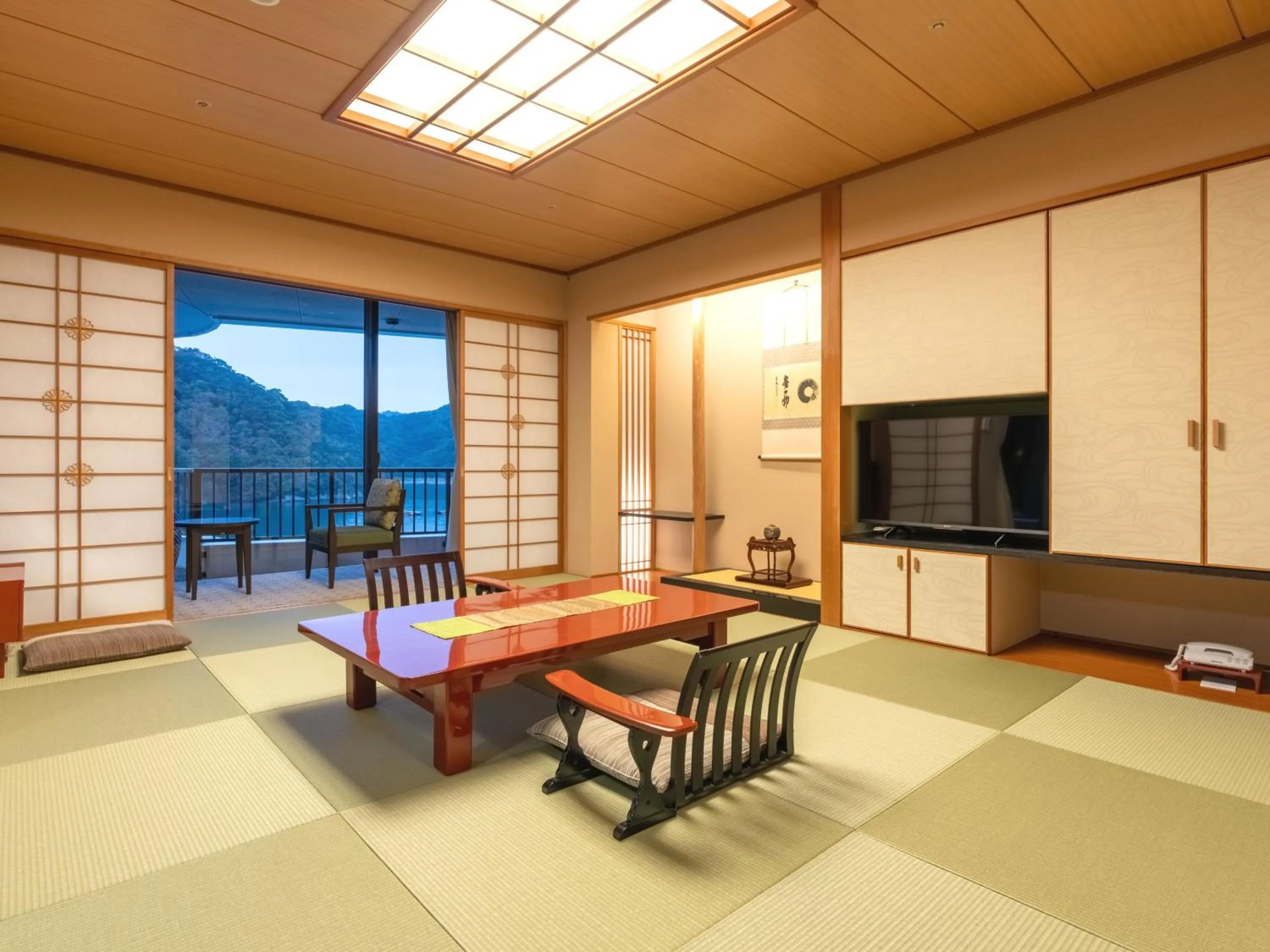 Photo of the whole room in Kumano-bettei Nakanoshima