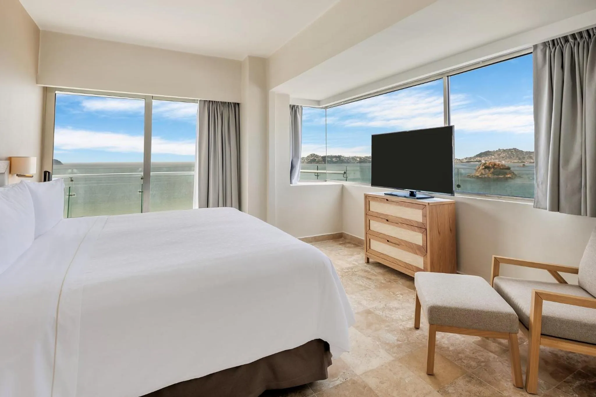 Bedroom, Bed in Fiesta Americana Acapulco Villas