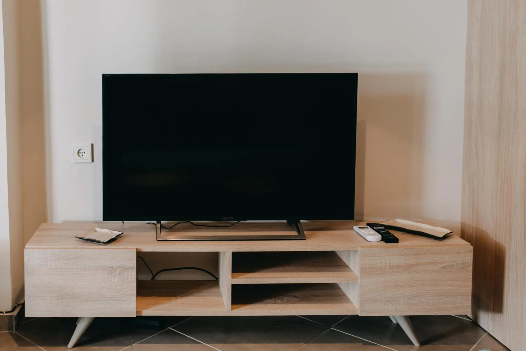 TV and multimedia in BEST HOUSE, DECK APRTM., OLD PORT OF PATRAS