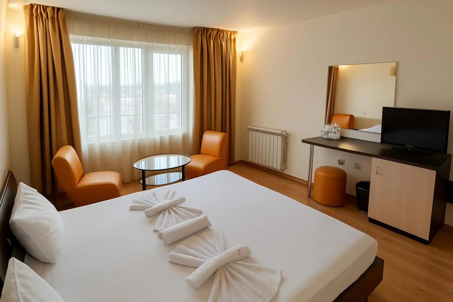 Communal lounge/ TV room, Bed in Hotel Avis