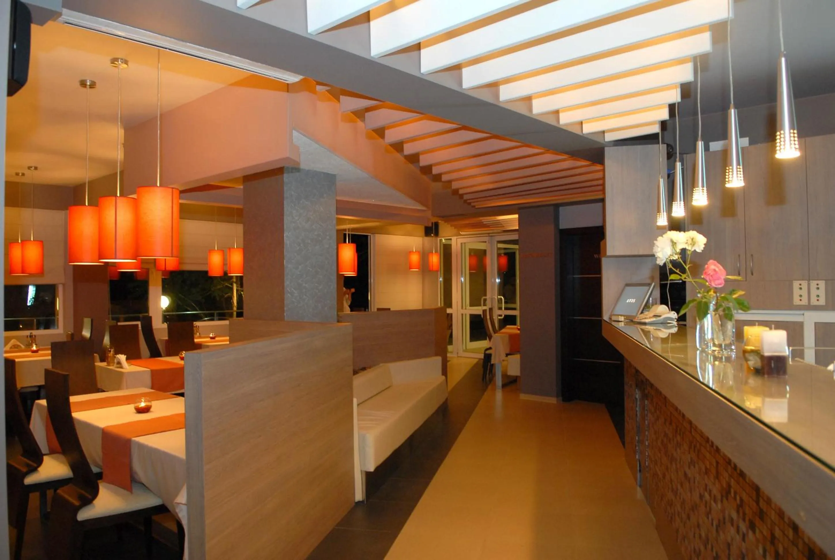 Restaurant/places to eat in Hotel Avis