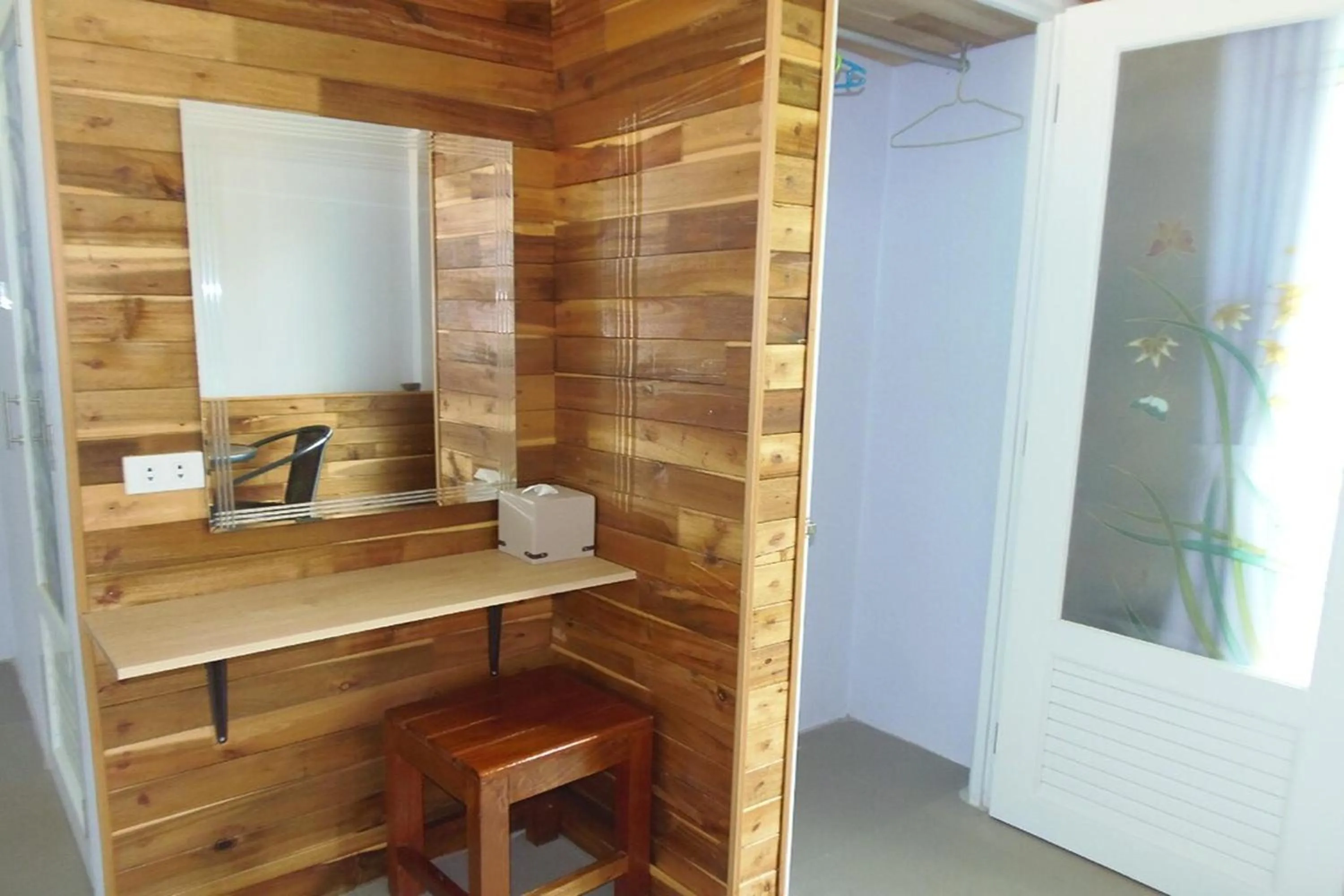 wardrobe in Tontarn Resort and Spa