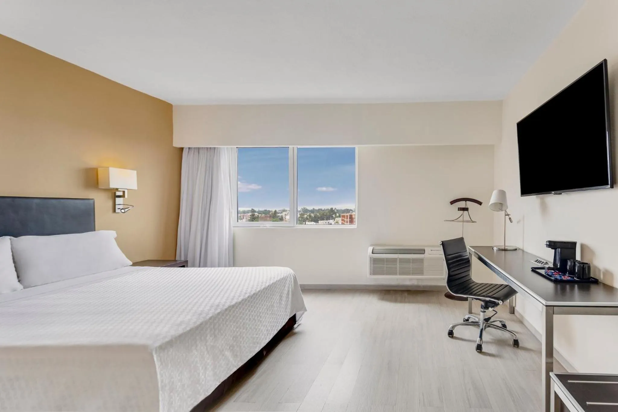 Bedroom, Bed in Fiesta Inn Guadalajara Expo