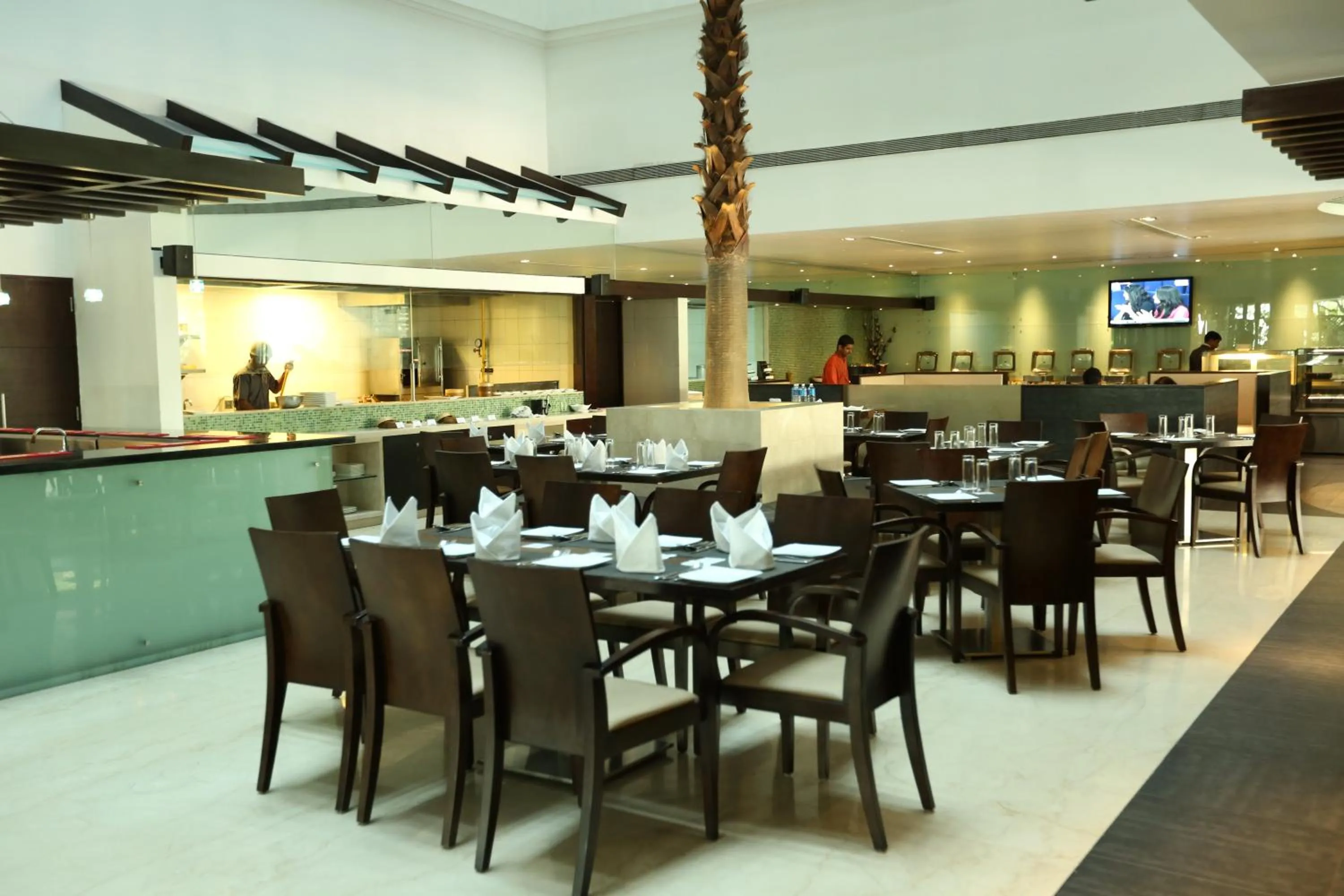 Restaurant/places to eat in Ramee Grand Hotel and Spa, Pune