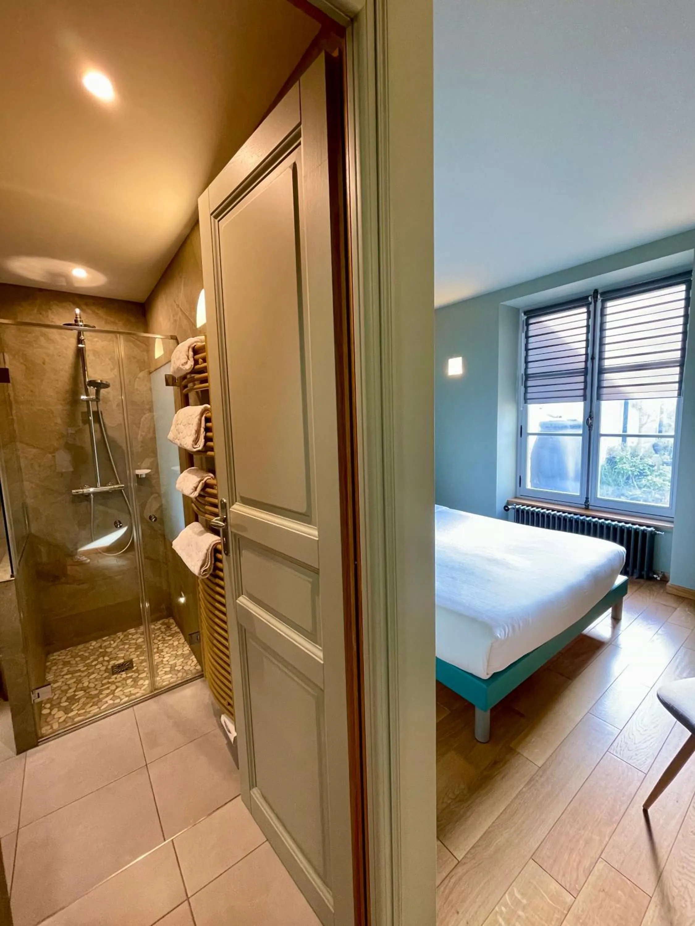Shower, Bed in Suites du Cabinet Vert