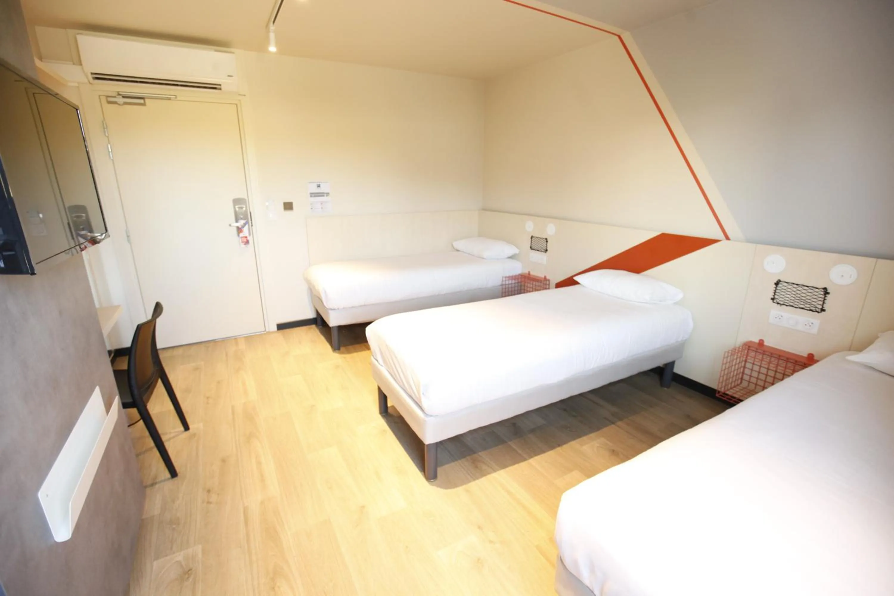 Photo of the whole room, Bed in ibis budget Strasbourg Sud Illkirch