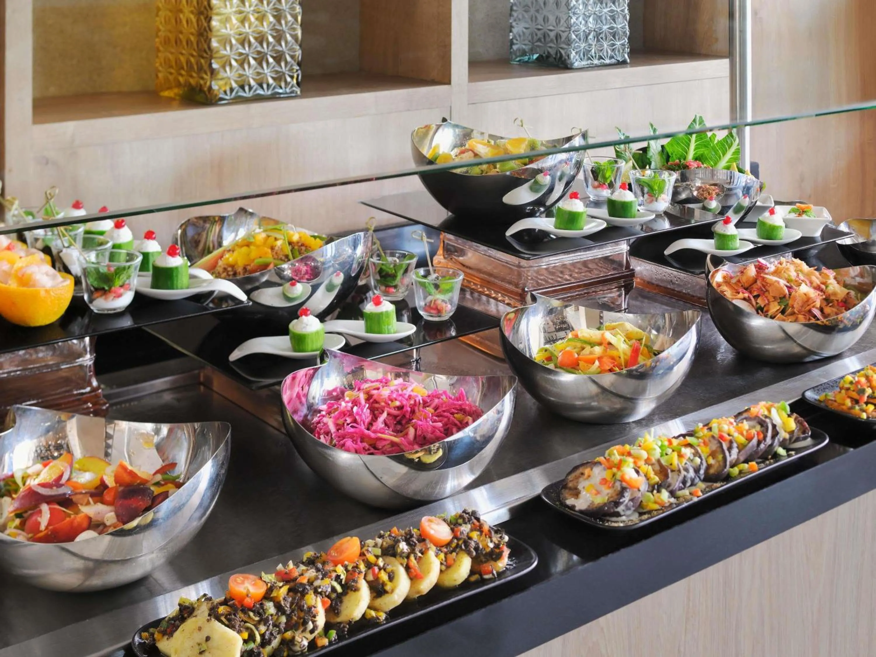 Restaurant/places to eat in Mövenpick Hotel Tahlia Jeddah