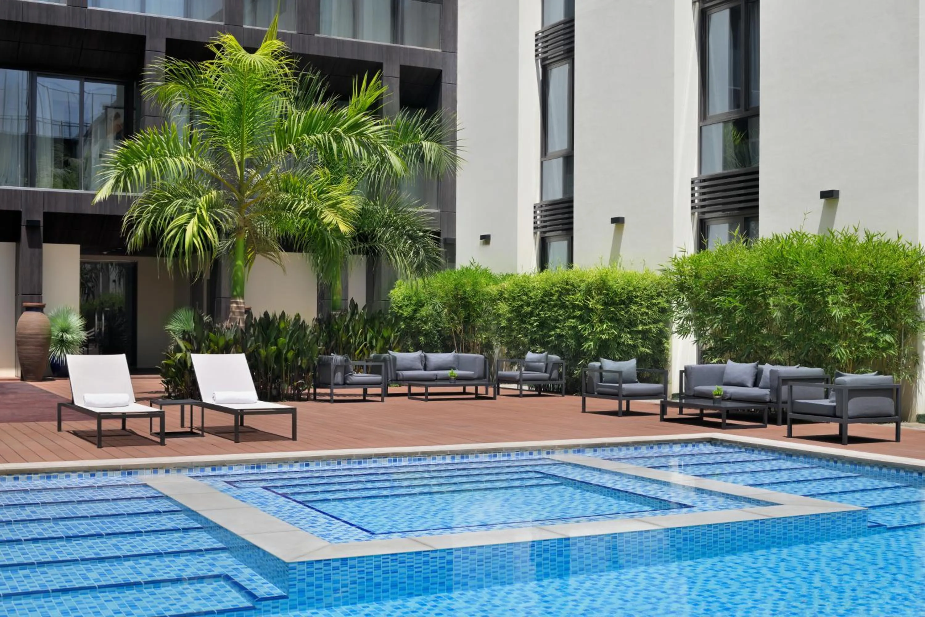 Swimming pool in Mövenpick Hotel Tahlia Jeddah