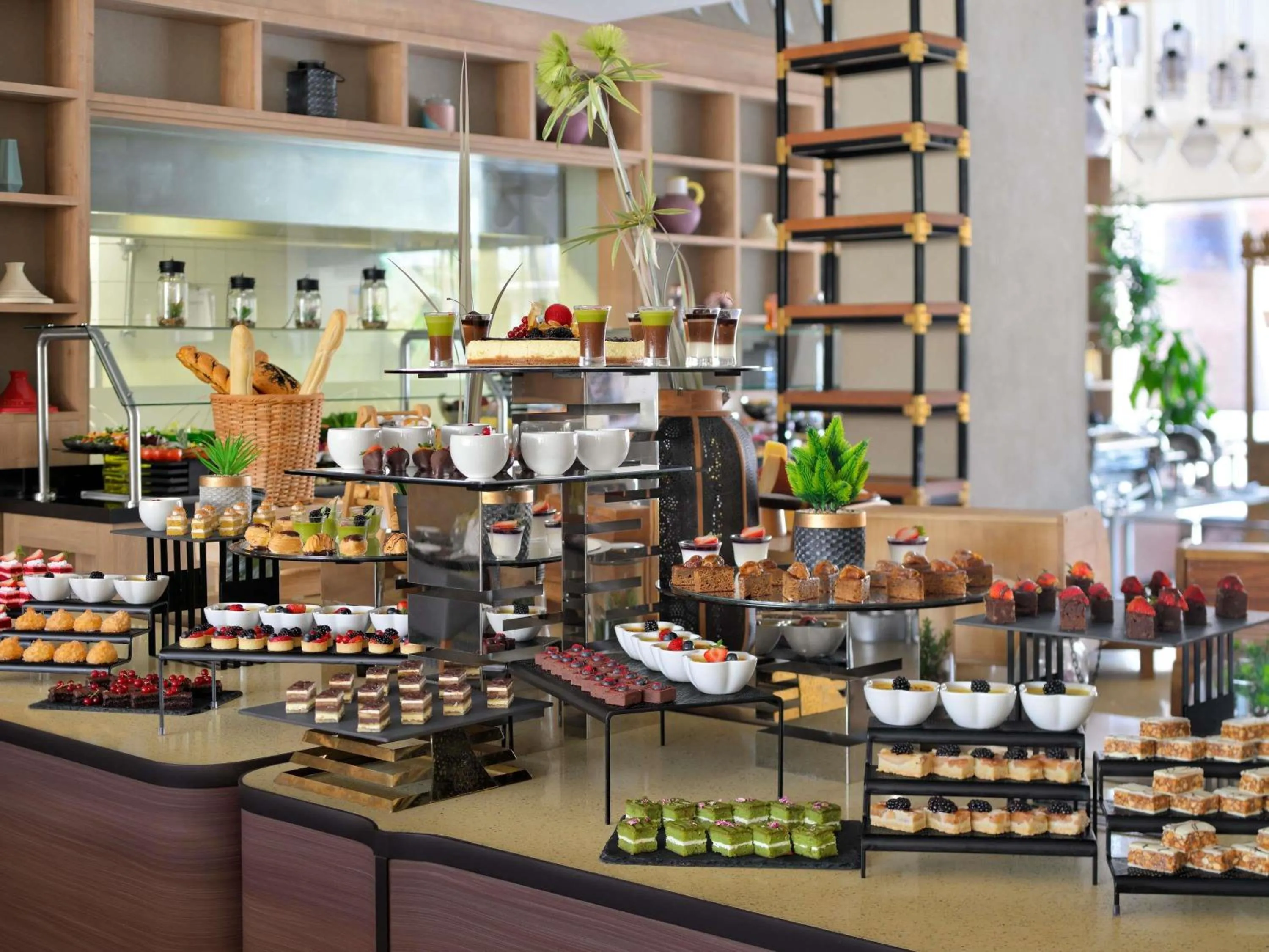 Restaurant/places to eat in Mövenpick Hotel Tahlia Jeddah