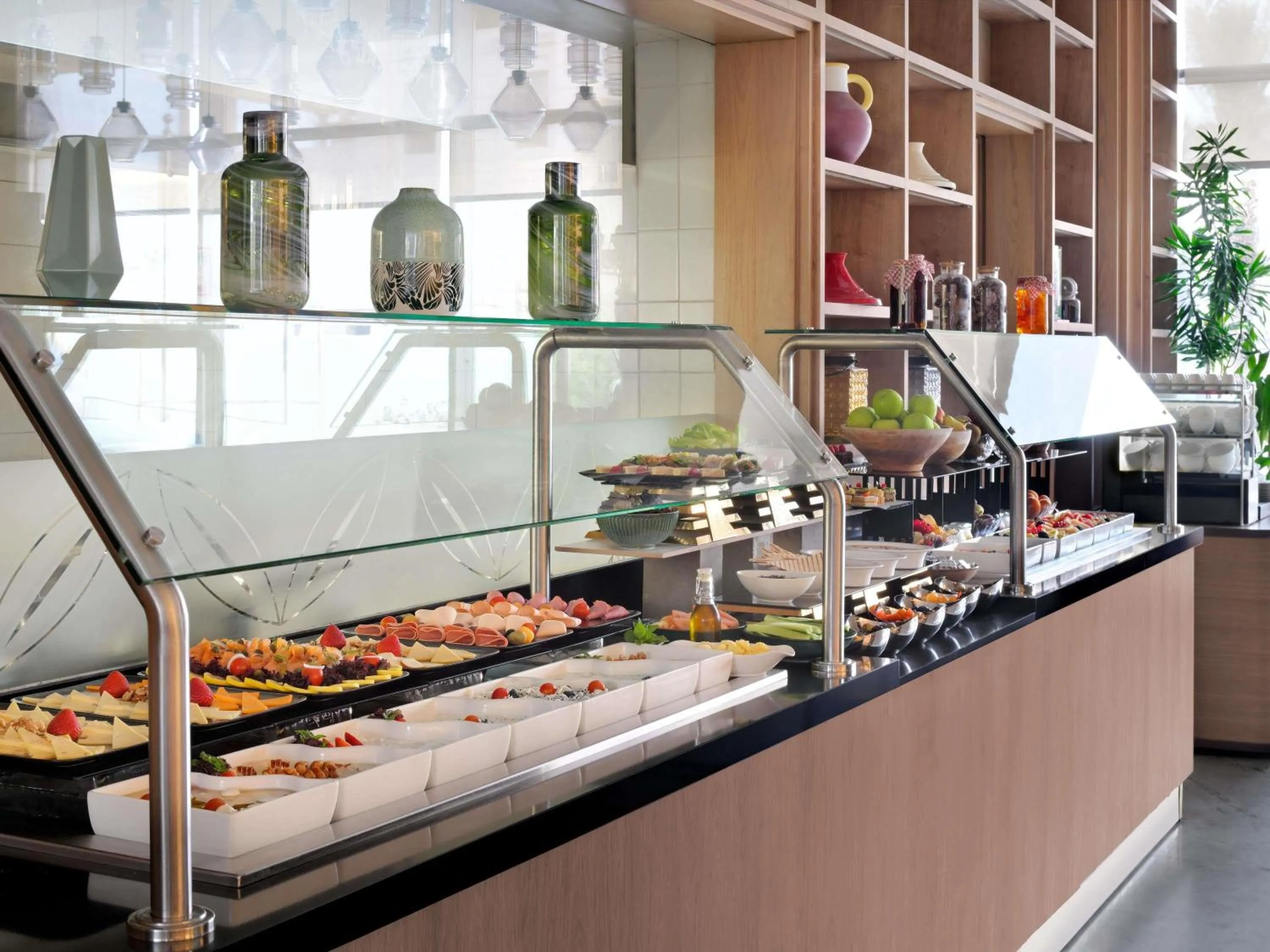 Restaurant/places to eat in Mövenpick Hotel Tahlia Jeddah