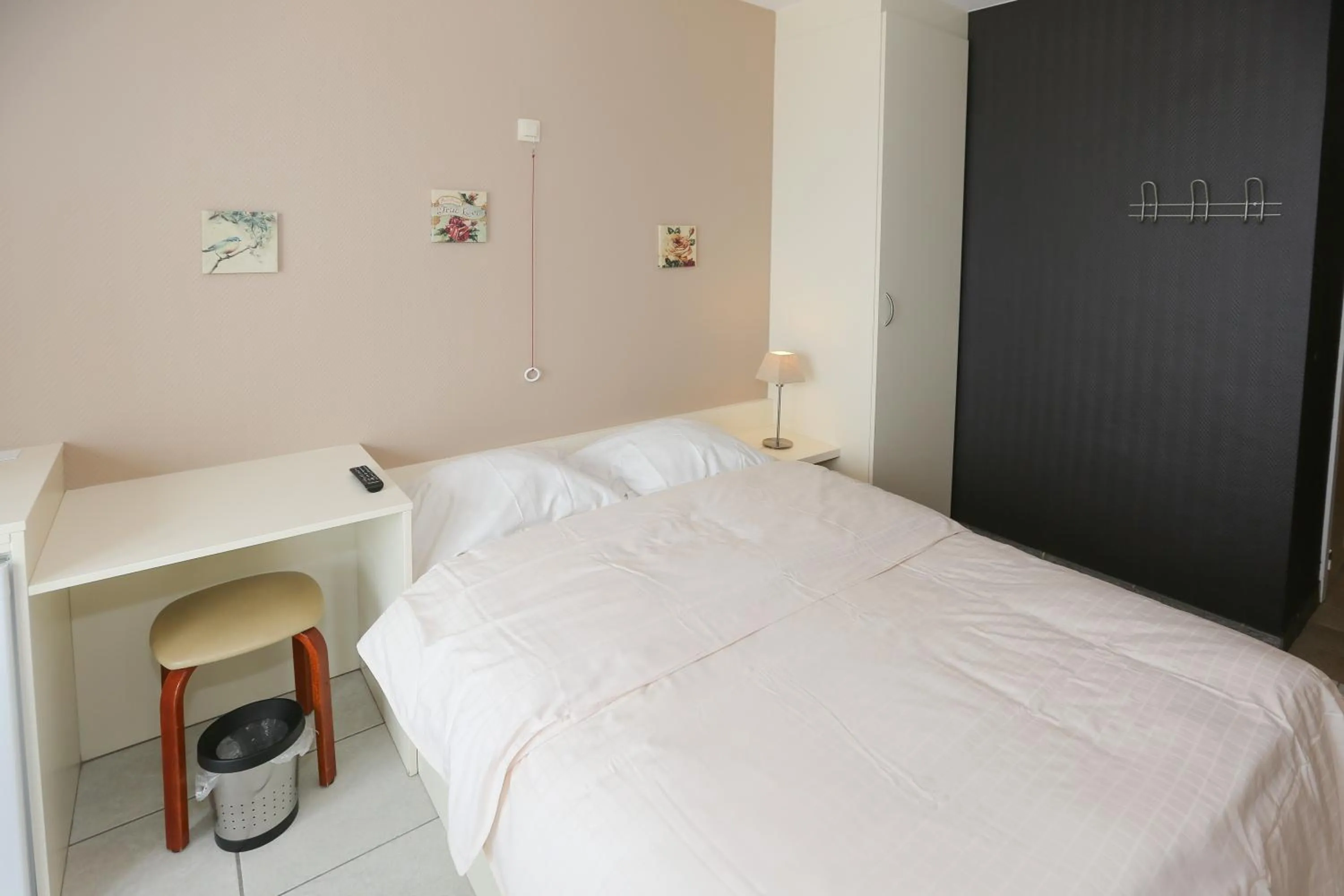 Shower, Bed in Hotel De Zeebries