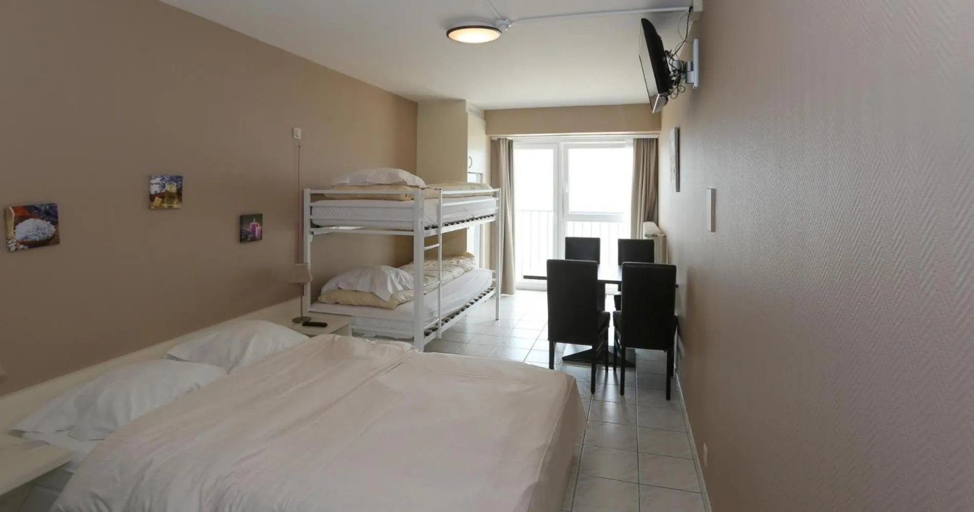 bunk bed, Bed in Hotel De Zeebries