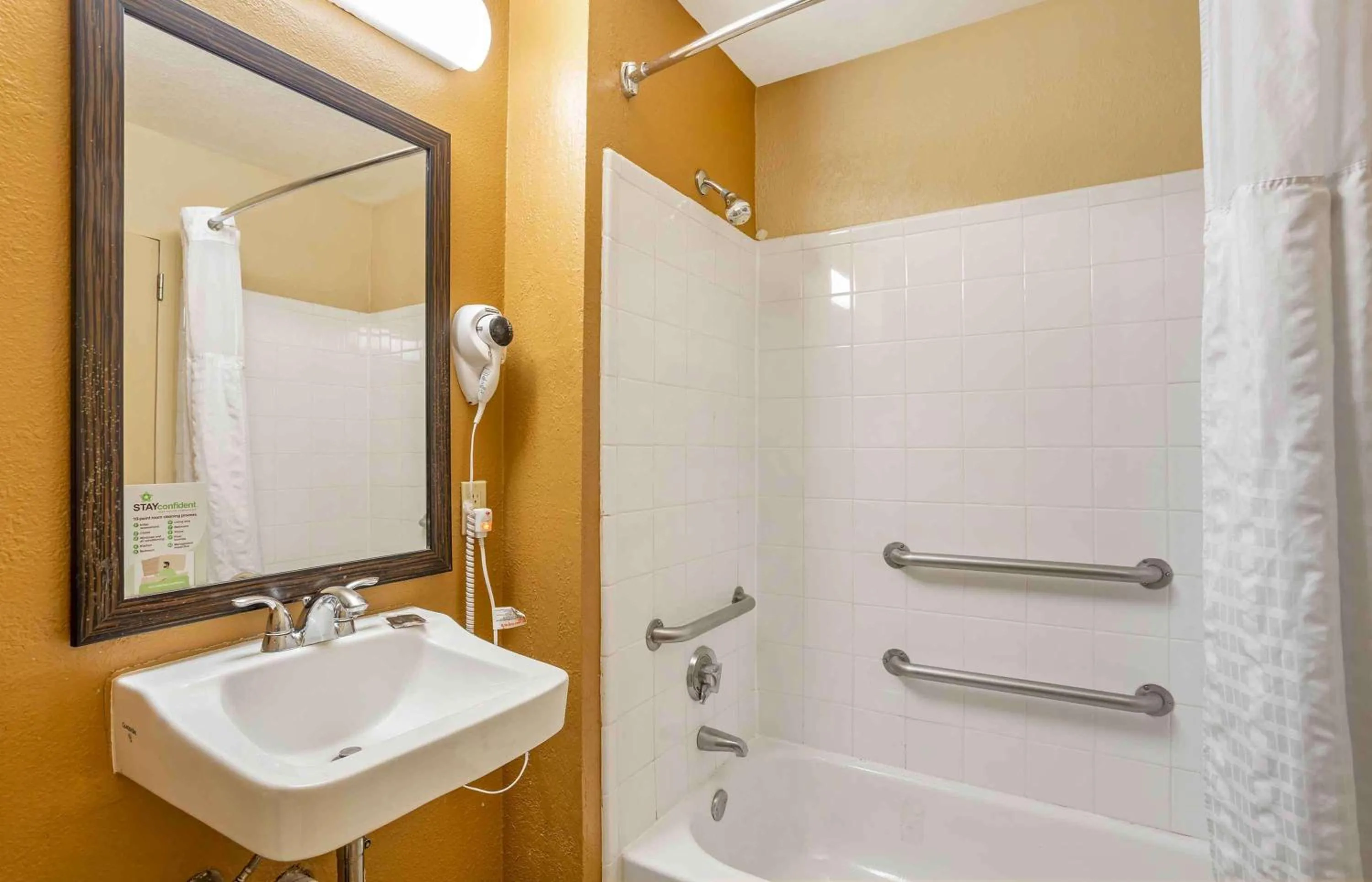 Bathroom in Extended Stay America Suites - Meadowlands - East Rutherford