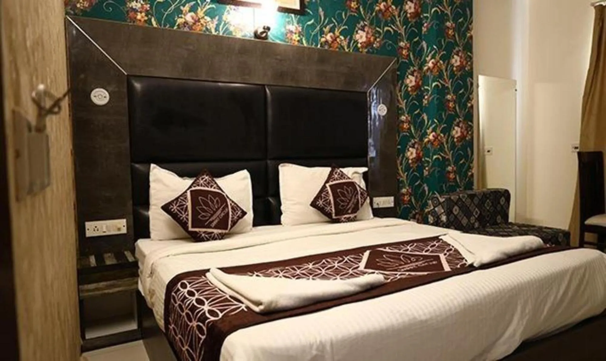 Property building, Bed in FabHotel HSP Suites - Near IGI Airport - New Delhi