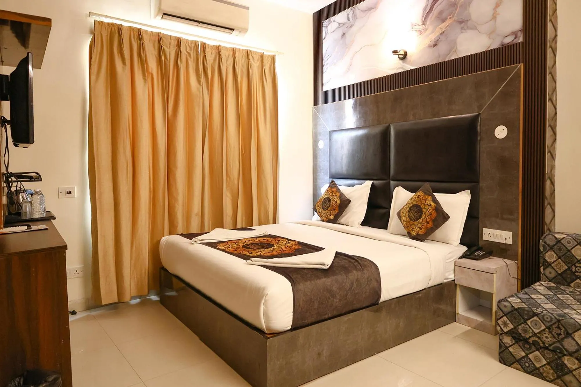 Bed in Hotel HSP Suites - Nr IGI Airport, New Delhi