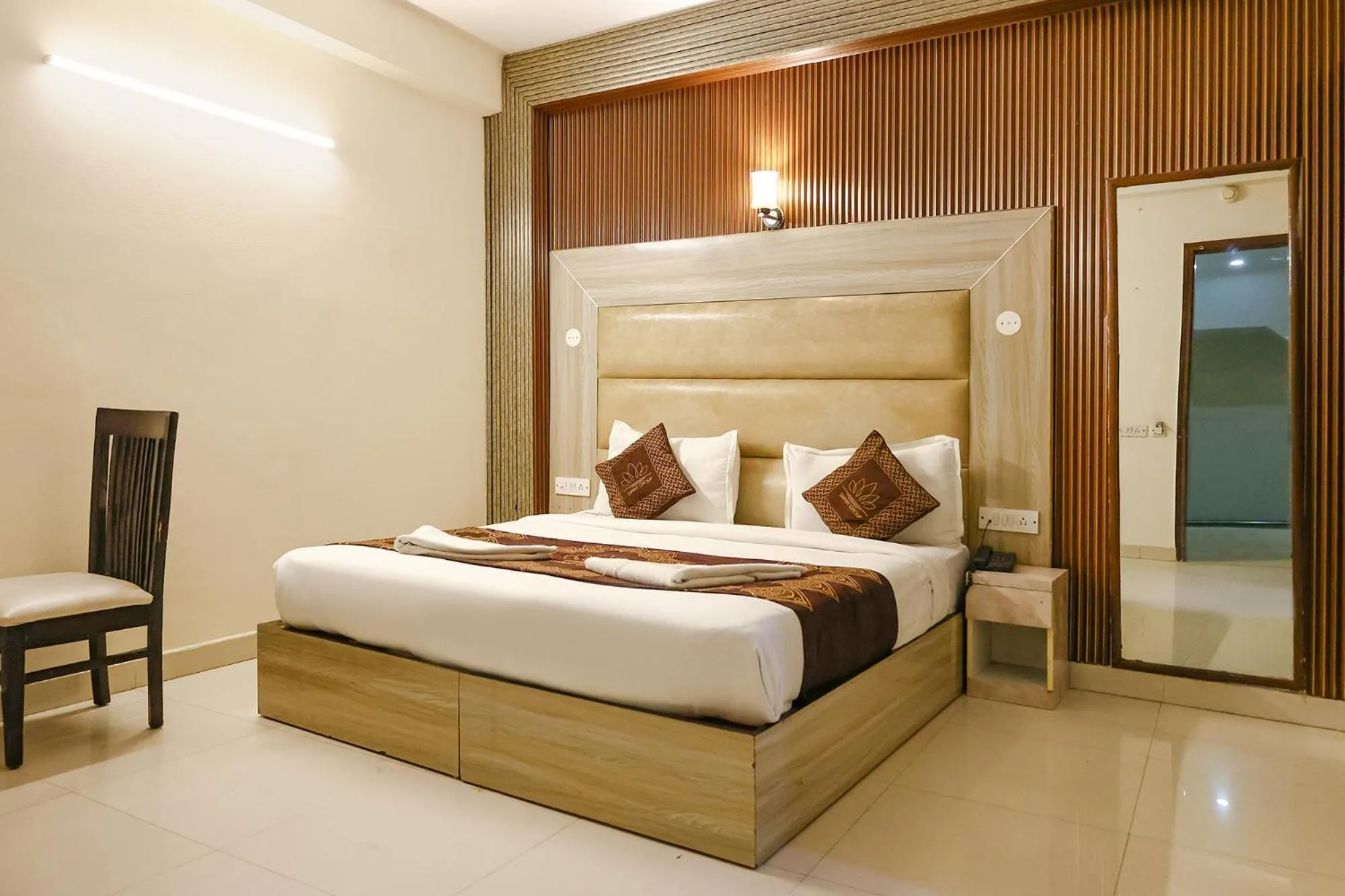 Bed in Hotel HSP Suites - Nr IGI Airport, New Delhi