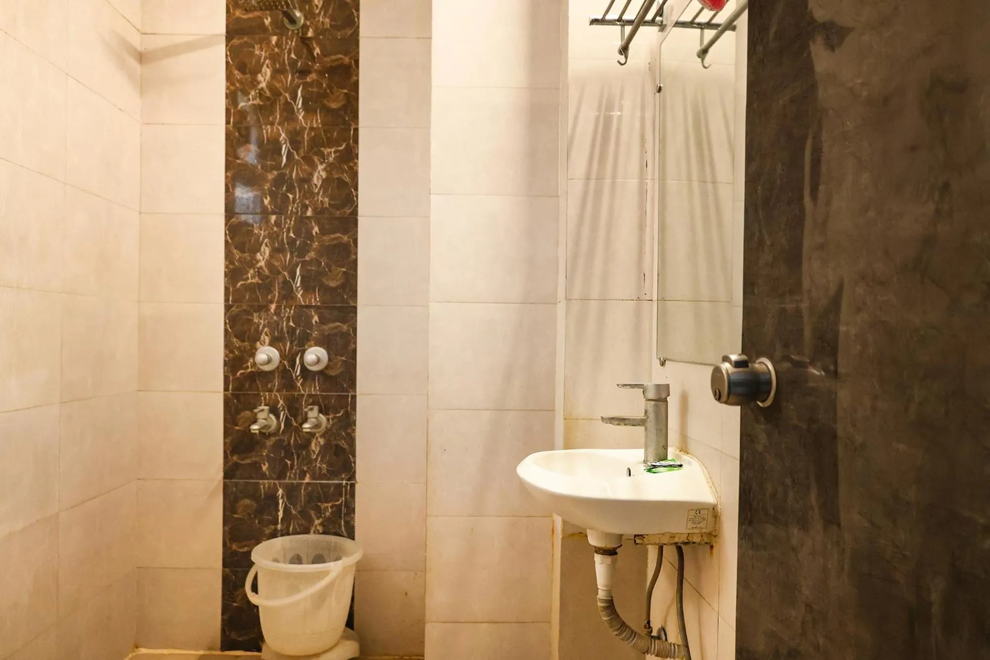 Bathroom in Hotel HSP Suites - Nr IGI Airport, New Delhi