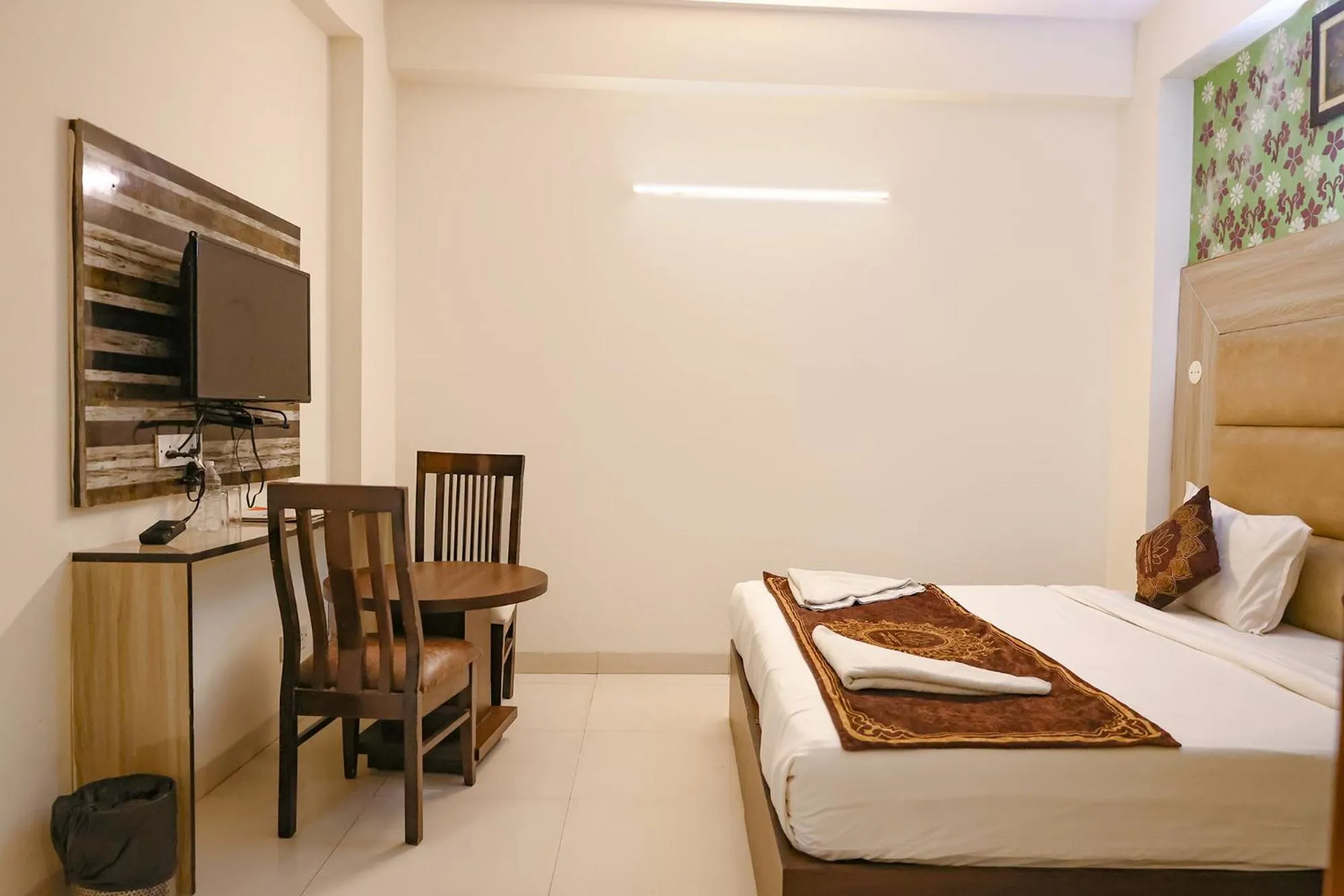 Bed in Hotel HSP Suites - Nr IGI Airport, New Delhi