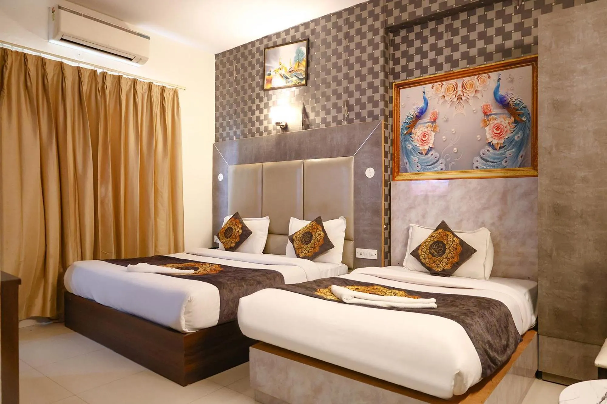 Bed in Hotel HSP Suites - Nr IGI Airport, New Delhi