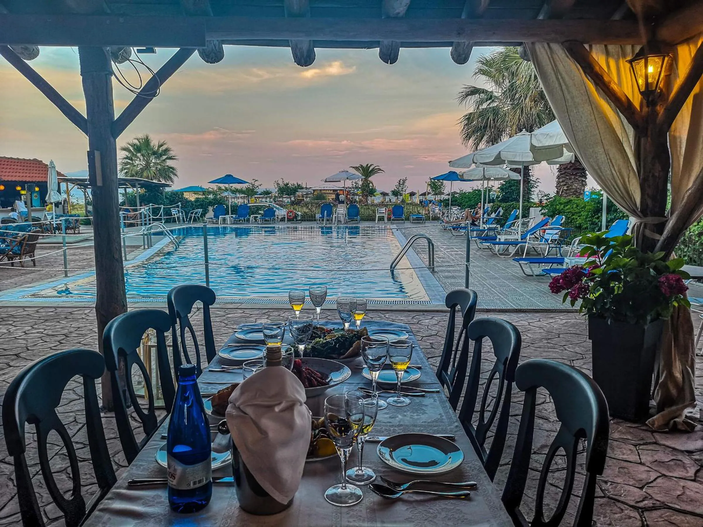 Restaurant/places to eat in Rihios Hotel