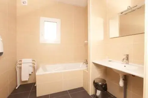 Double Room in Hôtel Fleur de Lys Hazebrouck Double Room in Hôtel Fleur de Lys Hazebrouck