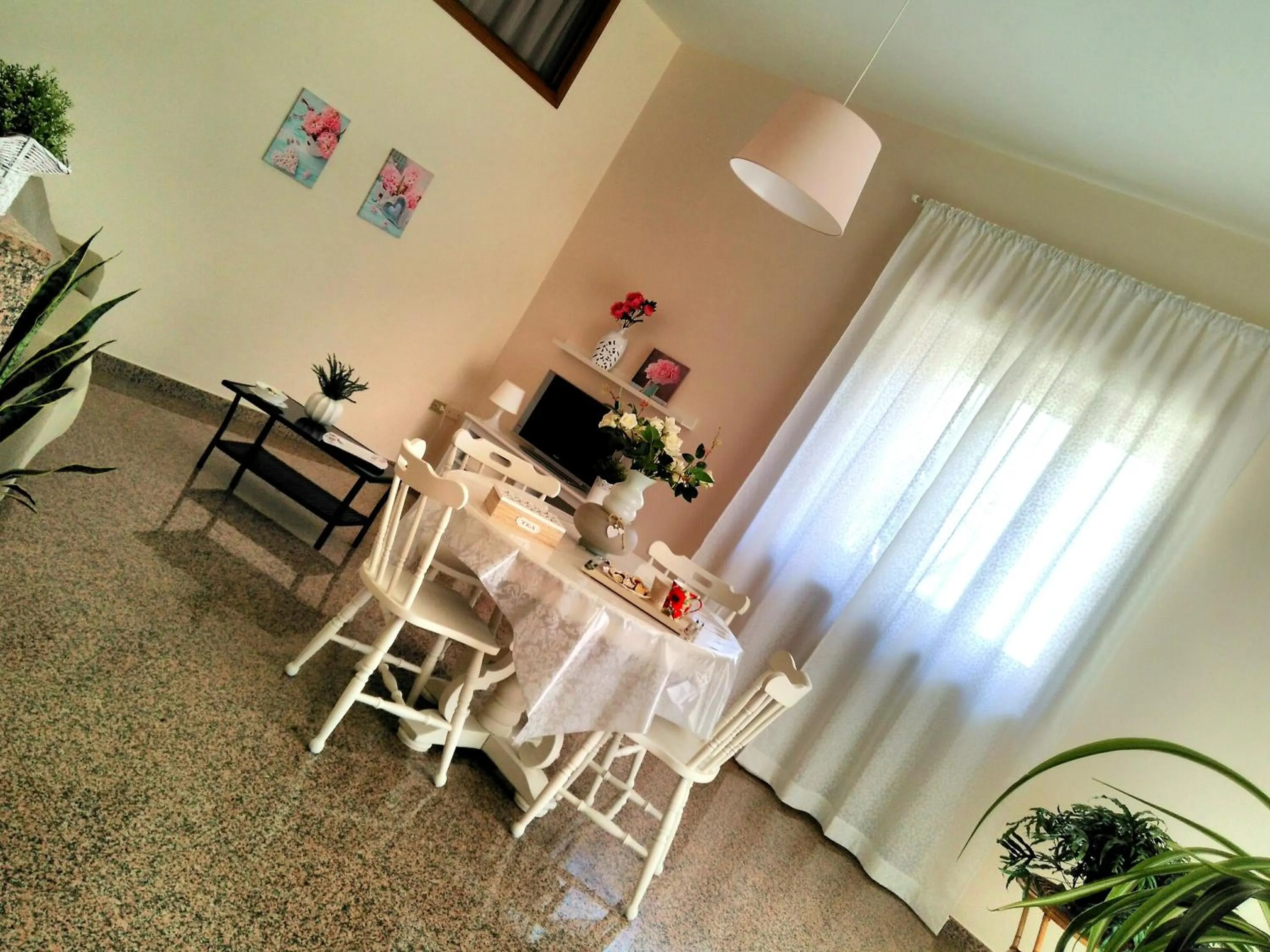 Communal lounge/ TV room in B&B L'angolo fiorito