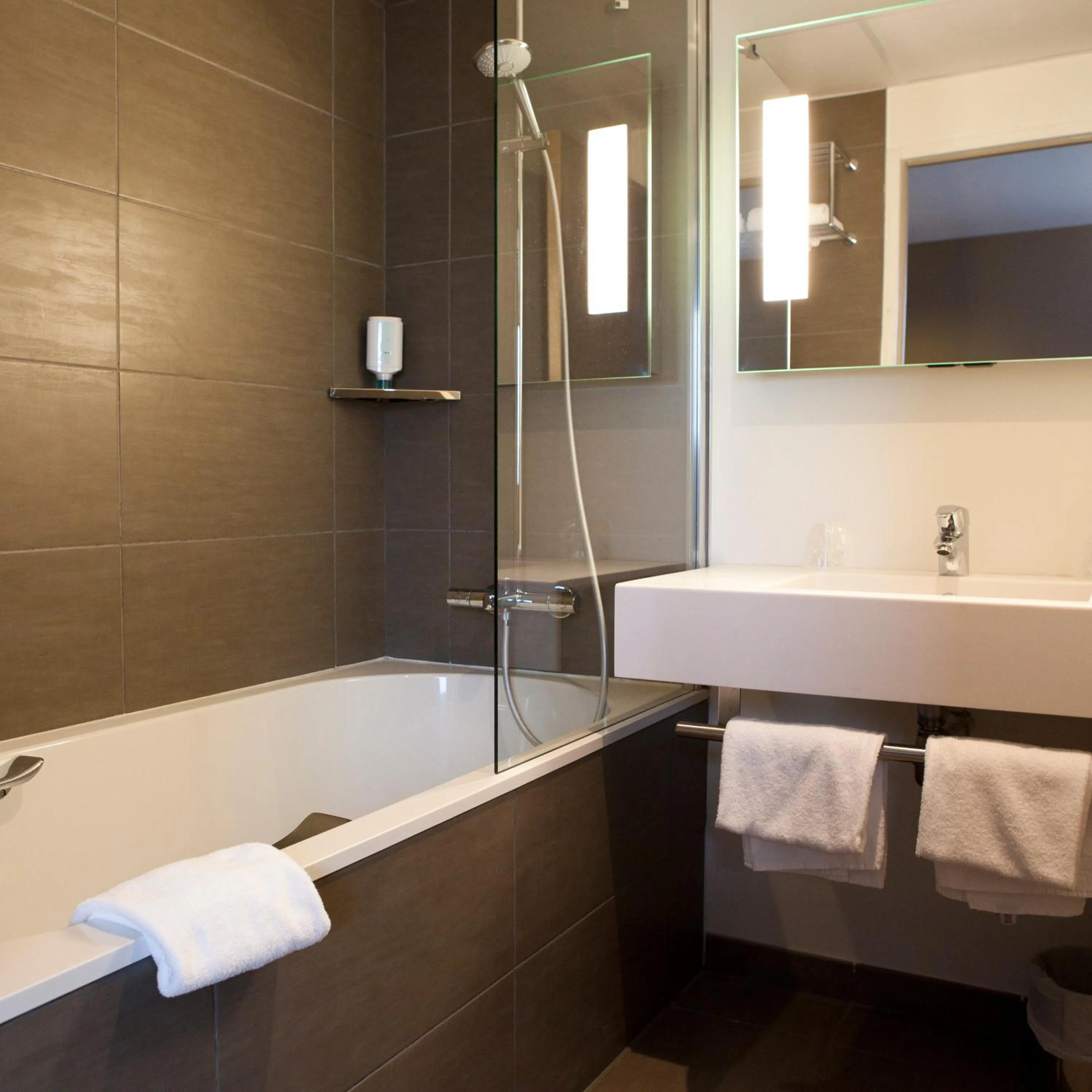 Bathroom in ibis Styles Rennes St. Gregoire