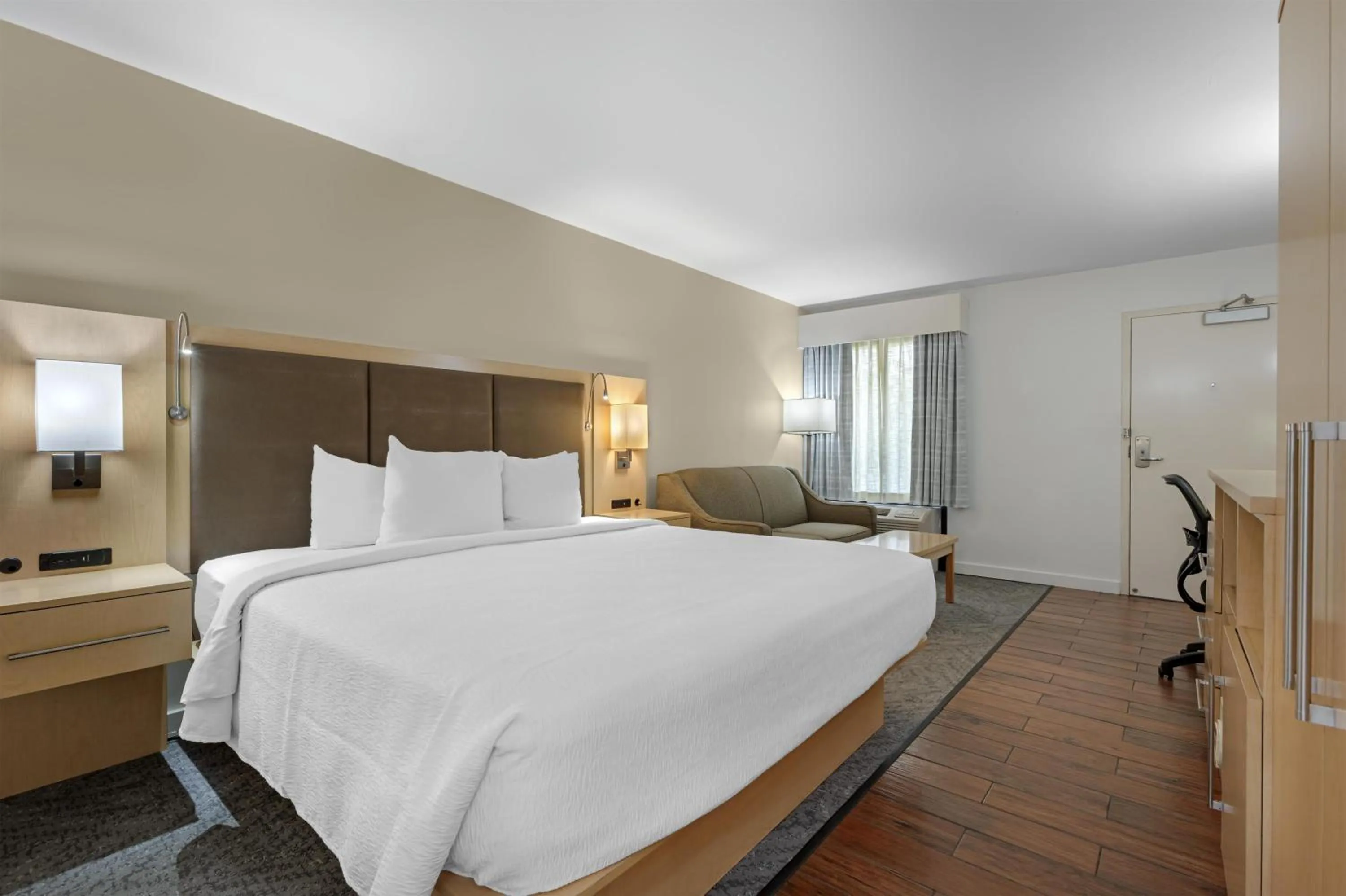 Bedroom, Bed in Best Western Plus South Coast Inn