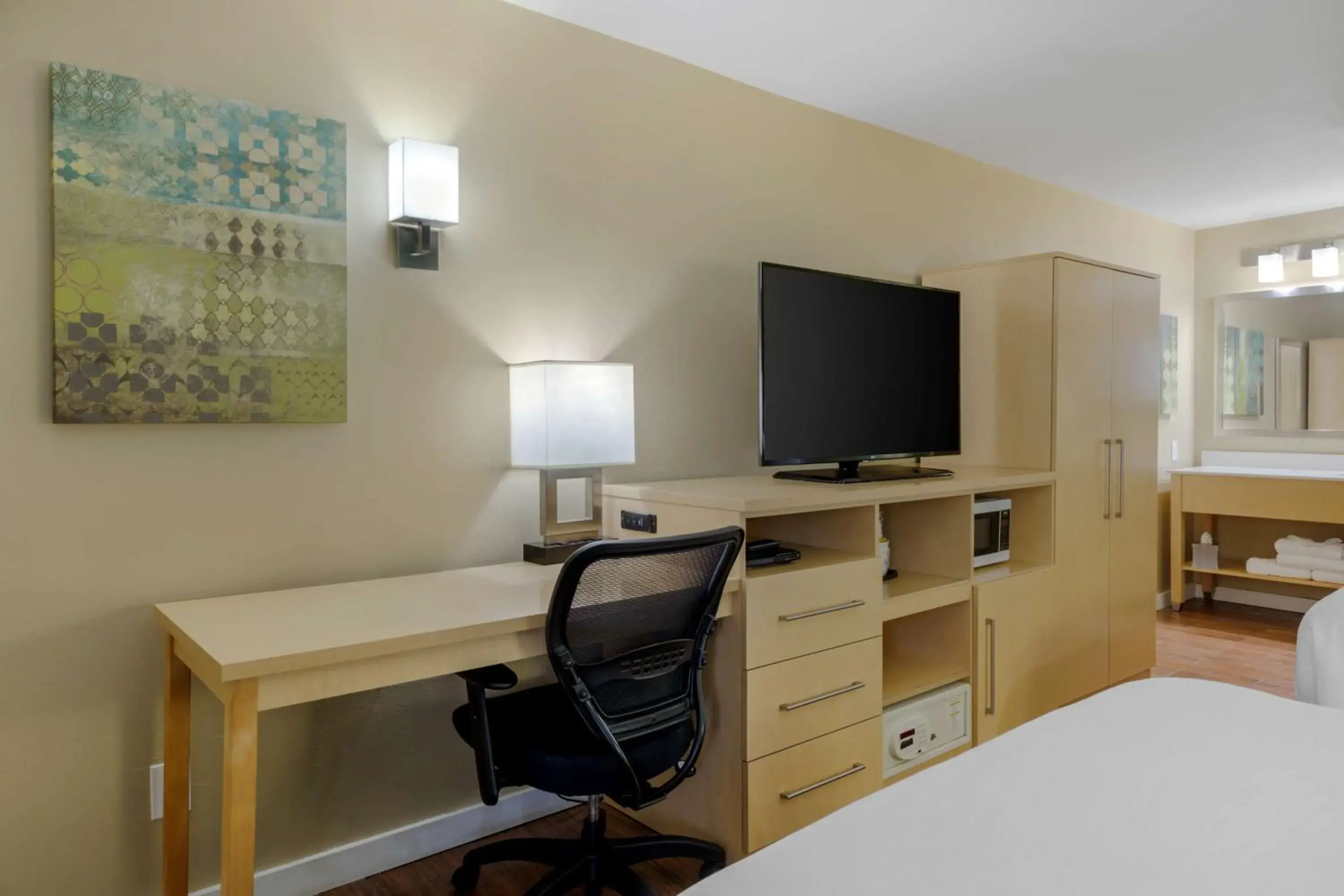 Queen Rooms with Two Queen Beds with Courtyard View in Best Western Plus South Coast Inn Queen Rooms with Two Queen Beds with Courtyard View in Best Western Plus South Coast Inn