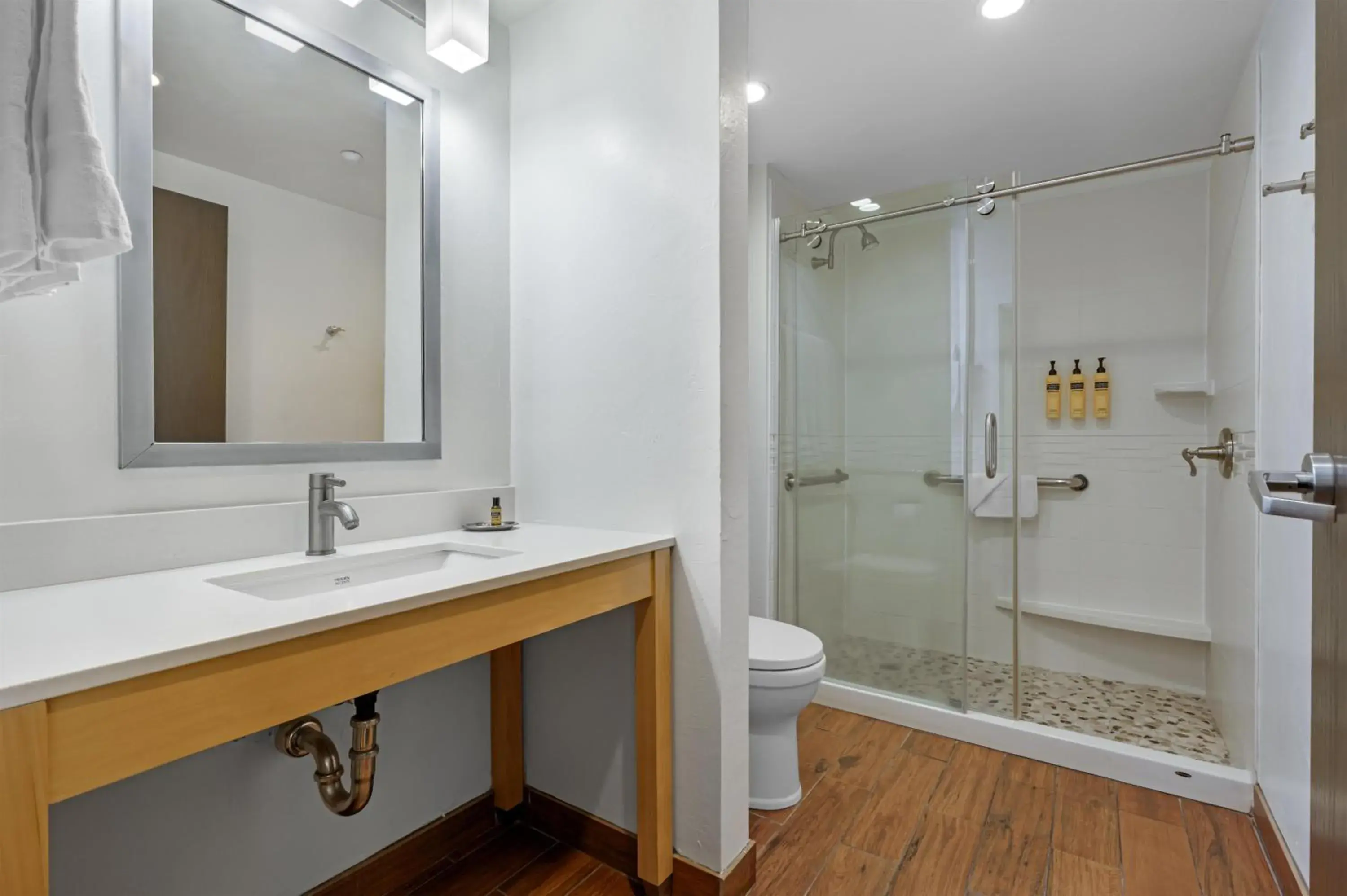 King Suite with Walk-In Shower and Sofa Bed - Disability Access/Non-Smoking in Best Western Plus South Coast Inn King Suite with Walk-In Shower and Sofa Bed - Disability Access/Non-Smoking in Best Western Plus South Coast Inn