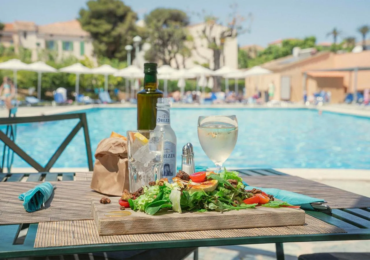 Restaurant/places to eat in Langley Resort Napoléon Bonaparte