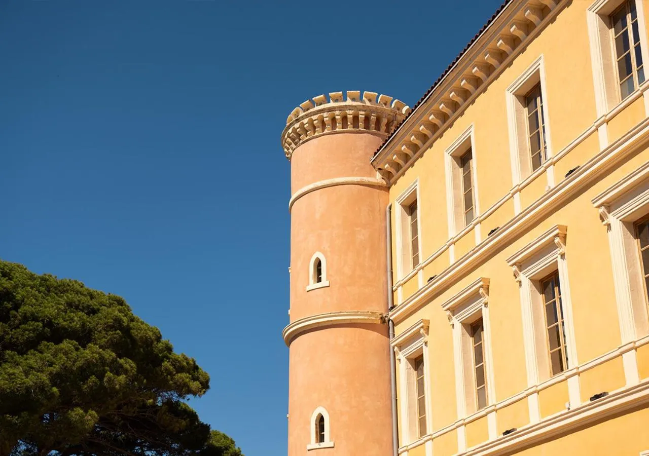 Property building in Langley Resort Napoléon Bonaparte