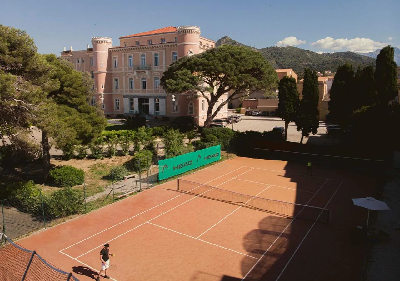 Tennis court in Langley Resort Napoléon Bonaparte