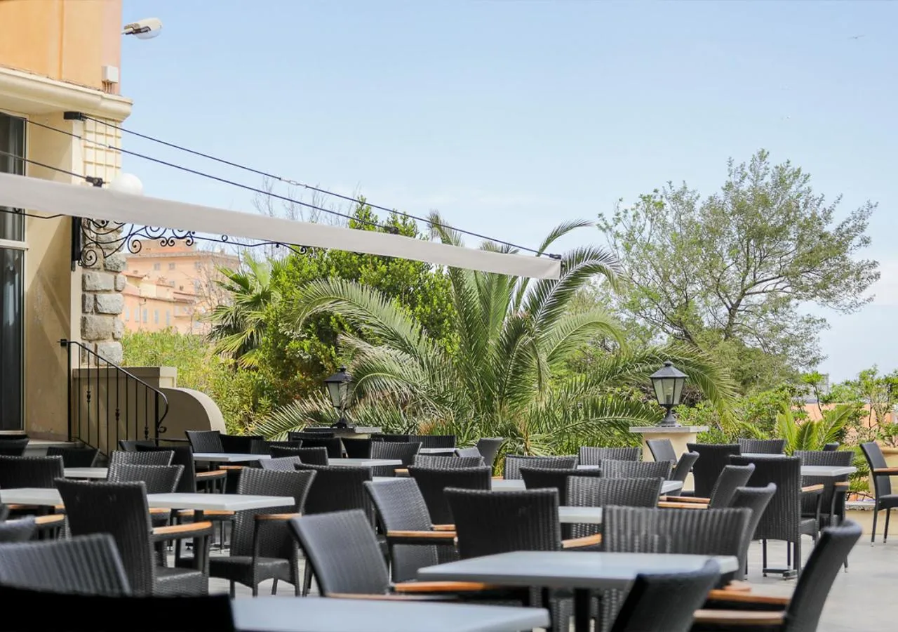 Restaurant/places to eat in Langley Resort Napoléon Bonaparte