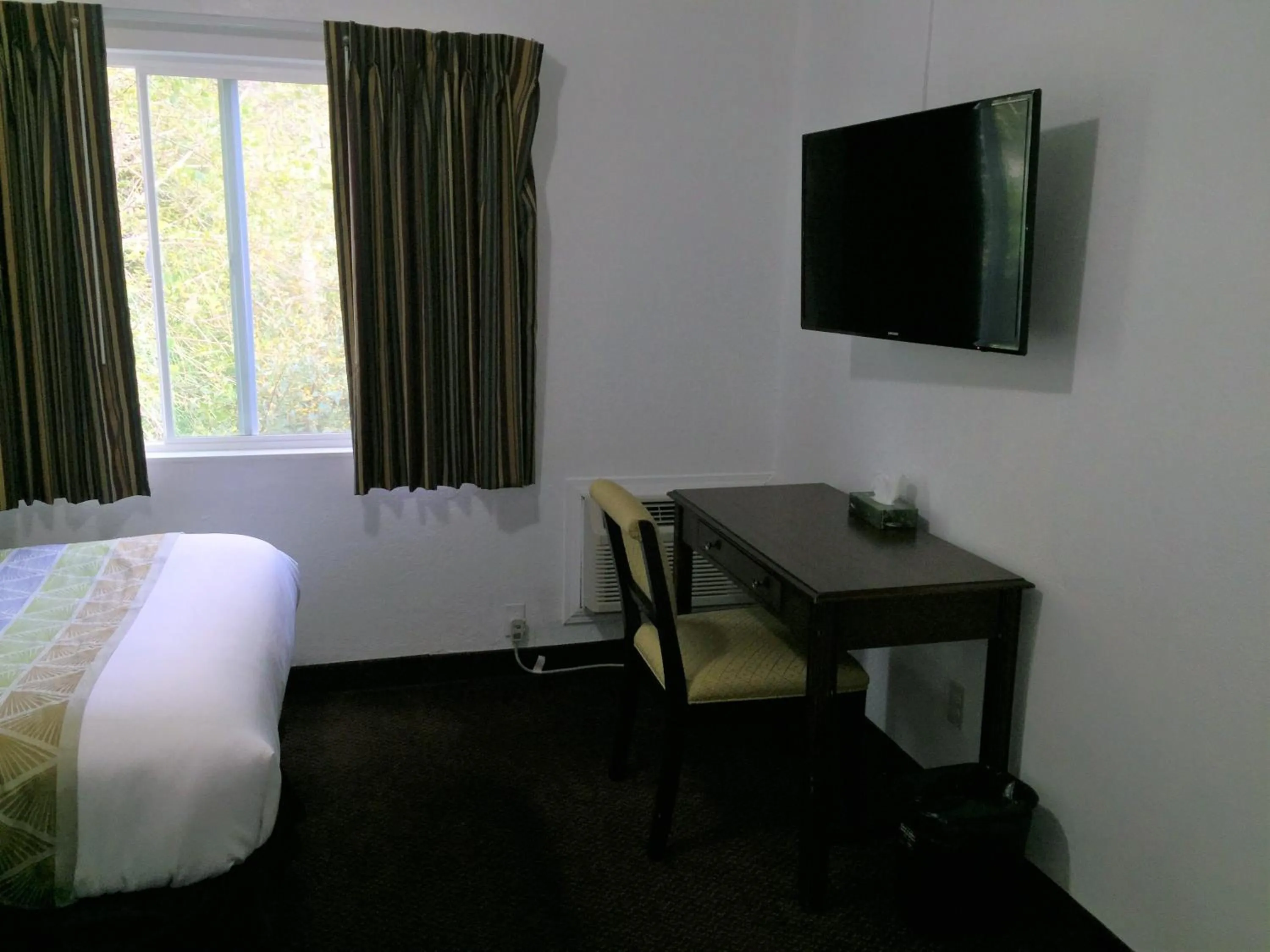 Communal lounge/ TV room, Bed in Westward Inn