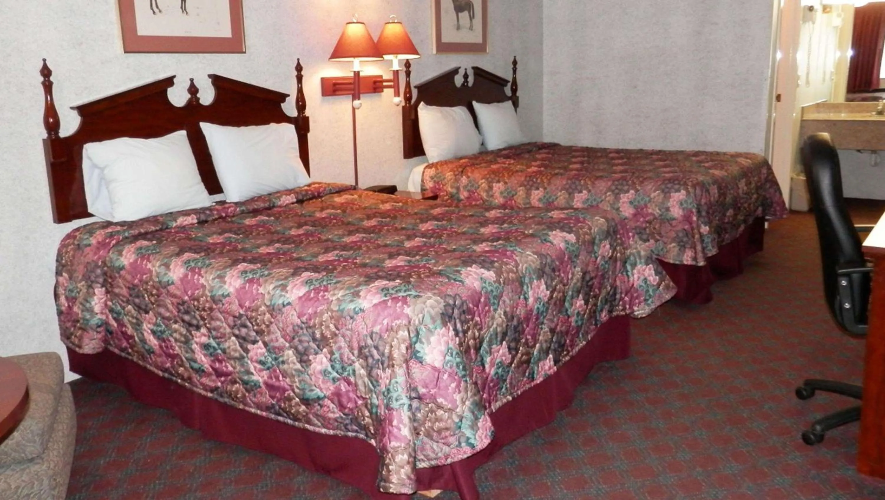Photo of the whole room, Bed in Magnuson Hotel Fowlerville