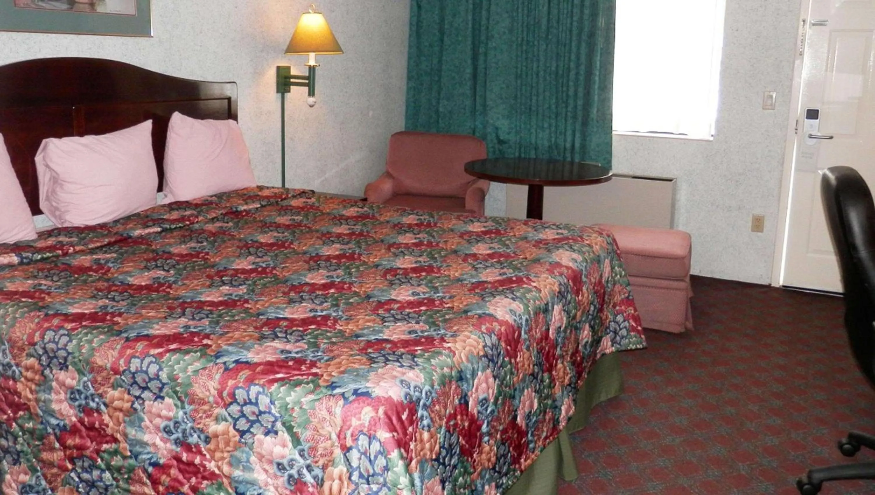 Photo of the whole room, Bed in Magnuson Hotel Fowlerville