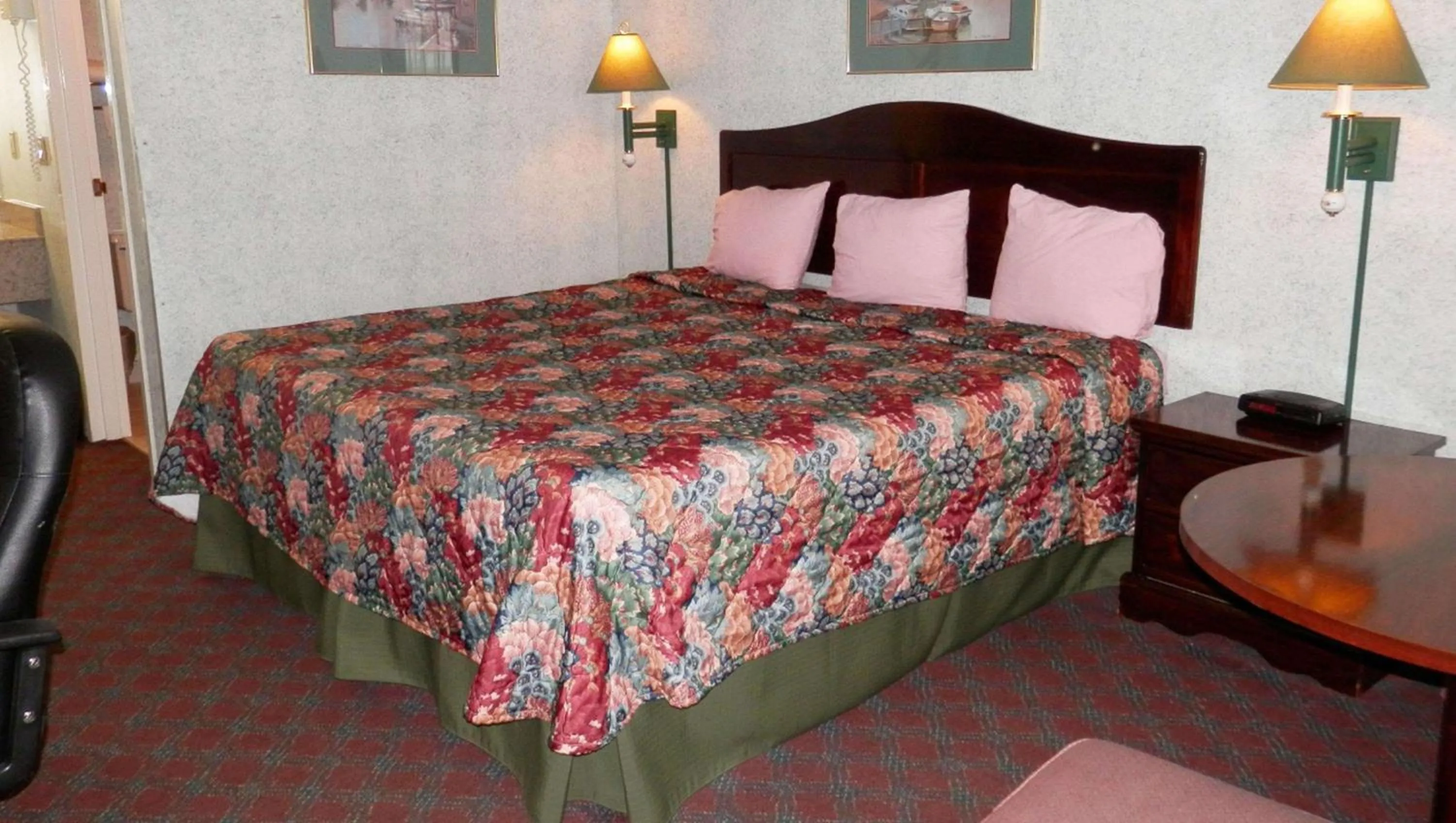 Photo of the whole room, Bed in Magnuson Hotel Fowlerville
