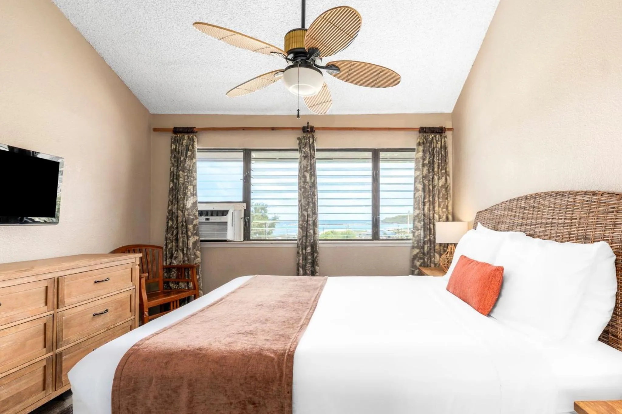 Photo of the whole room, Bed in Banyan Harbor Resort