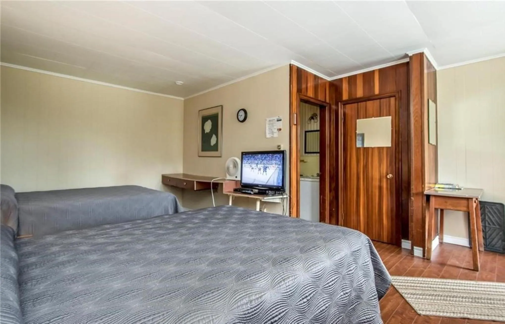 Bedroom, Bed in Regent Motel