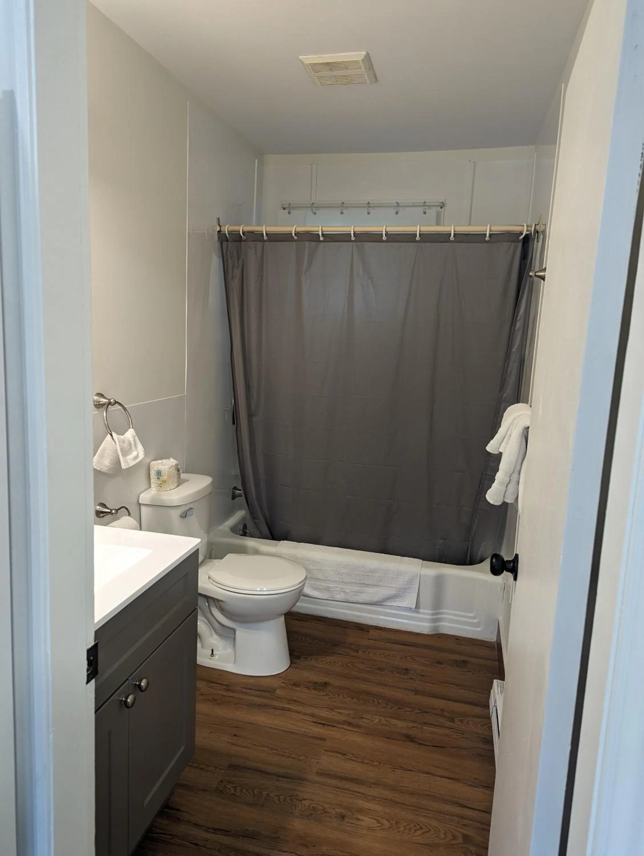 Bathroom, Bed in Regent Motel