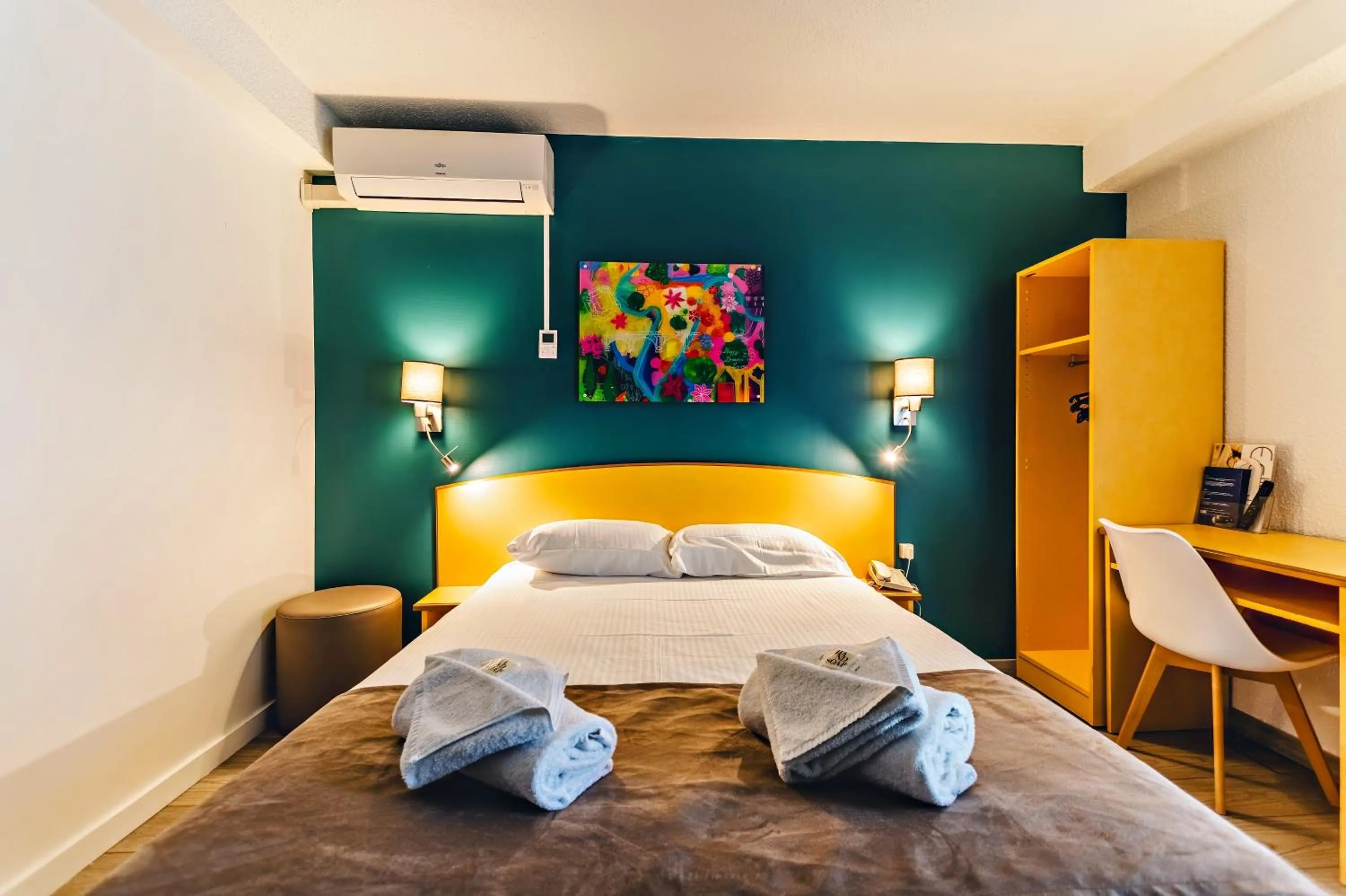 TV and multimedia, Bed in The Originals City, Hôtel Éclipse, Lyon Est