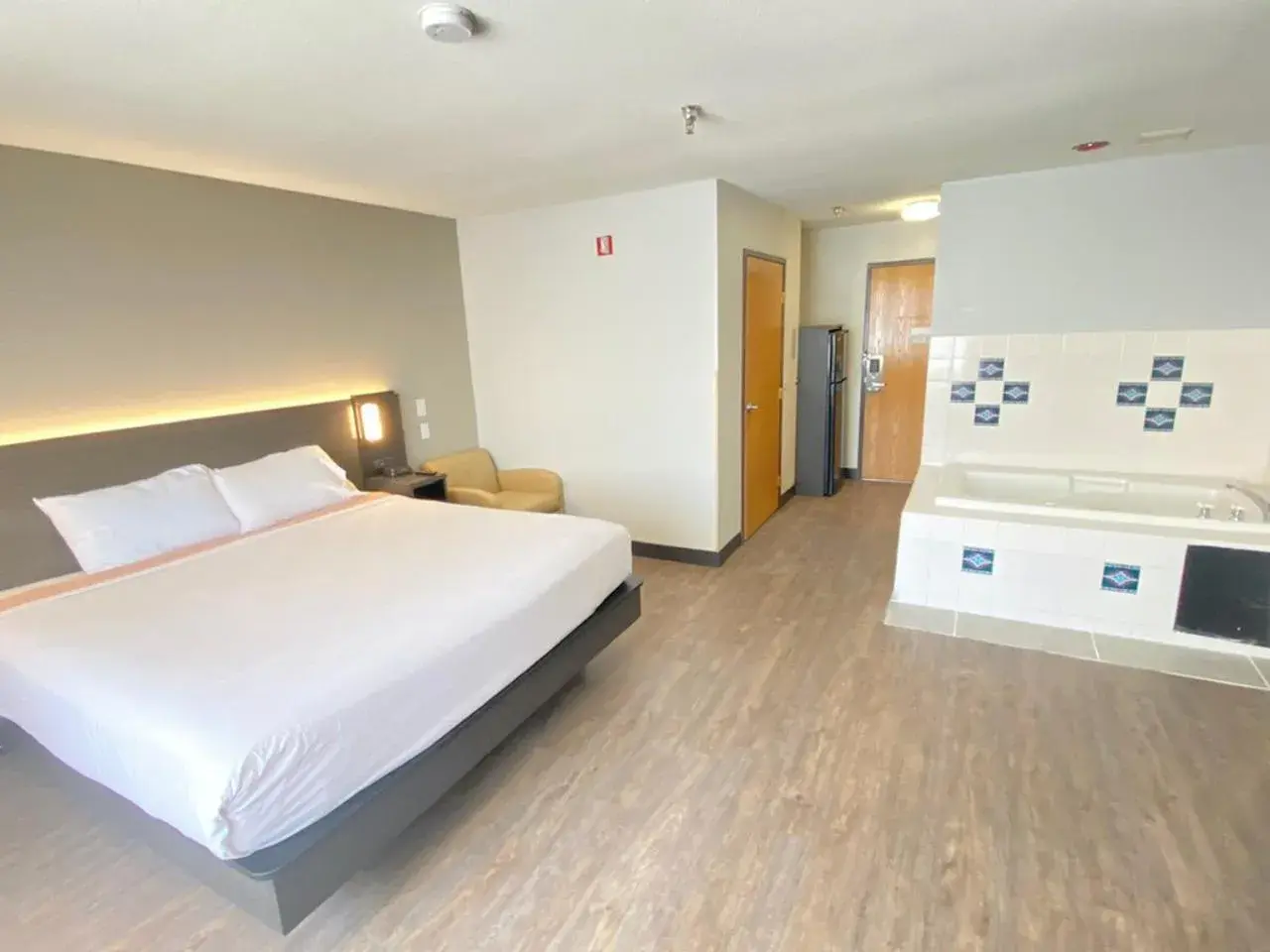 Deluxe King Room - Non-Smoking in Pinetop Studio Suites Deluxe King Room - Non-Smoking in Pinetop Studio Suites